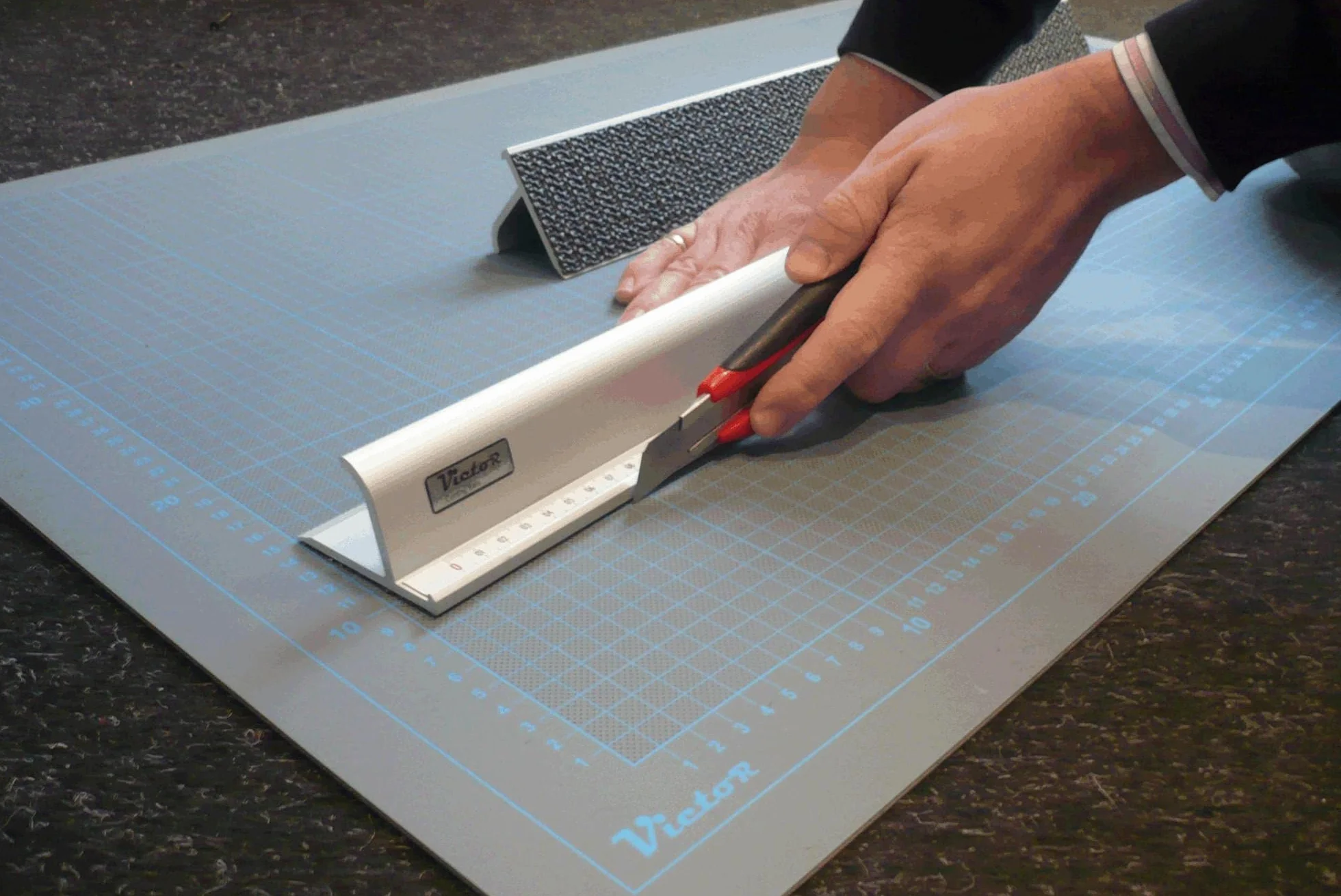 Victor alfombrilla de corte A0 gris 90 x 120 cm de 5 capas autocicatrizante – base de corte profesional para bricolaje y costura, protector de escritorio