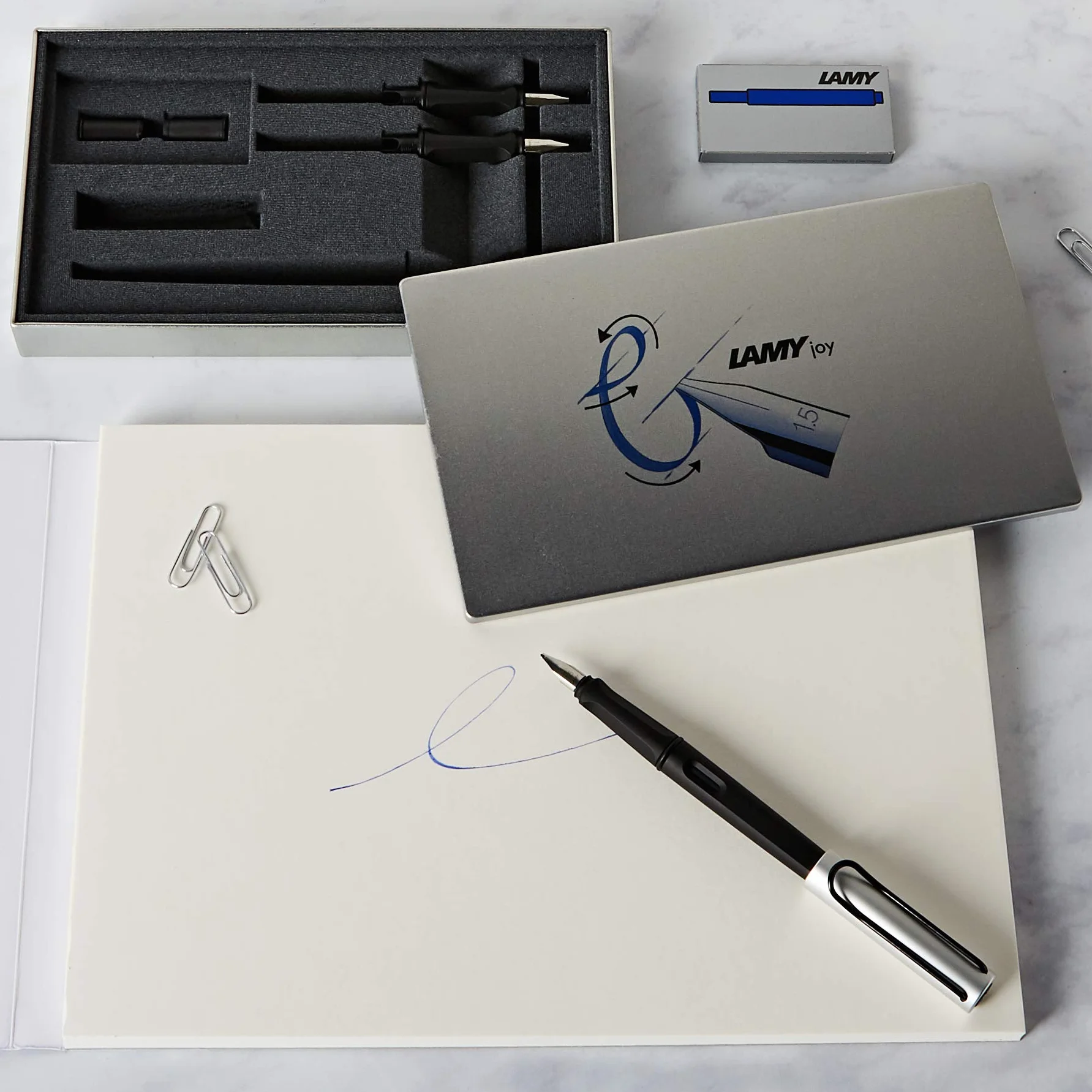 Lamy joy AL pluma caligráfica set- pluma caligráfica con 3 plumines diferentes (1,1/1,5/1,9 mm) - plumín caligráfica con empuñadura ergonómica - 5 cartuchos de tinta T 10 blue incl.