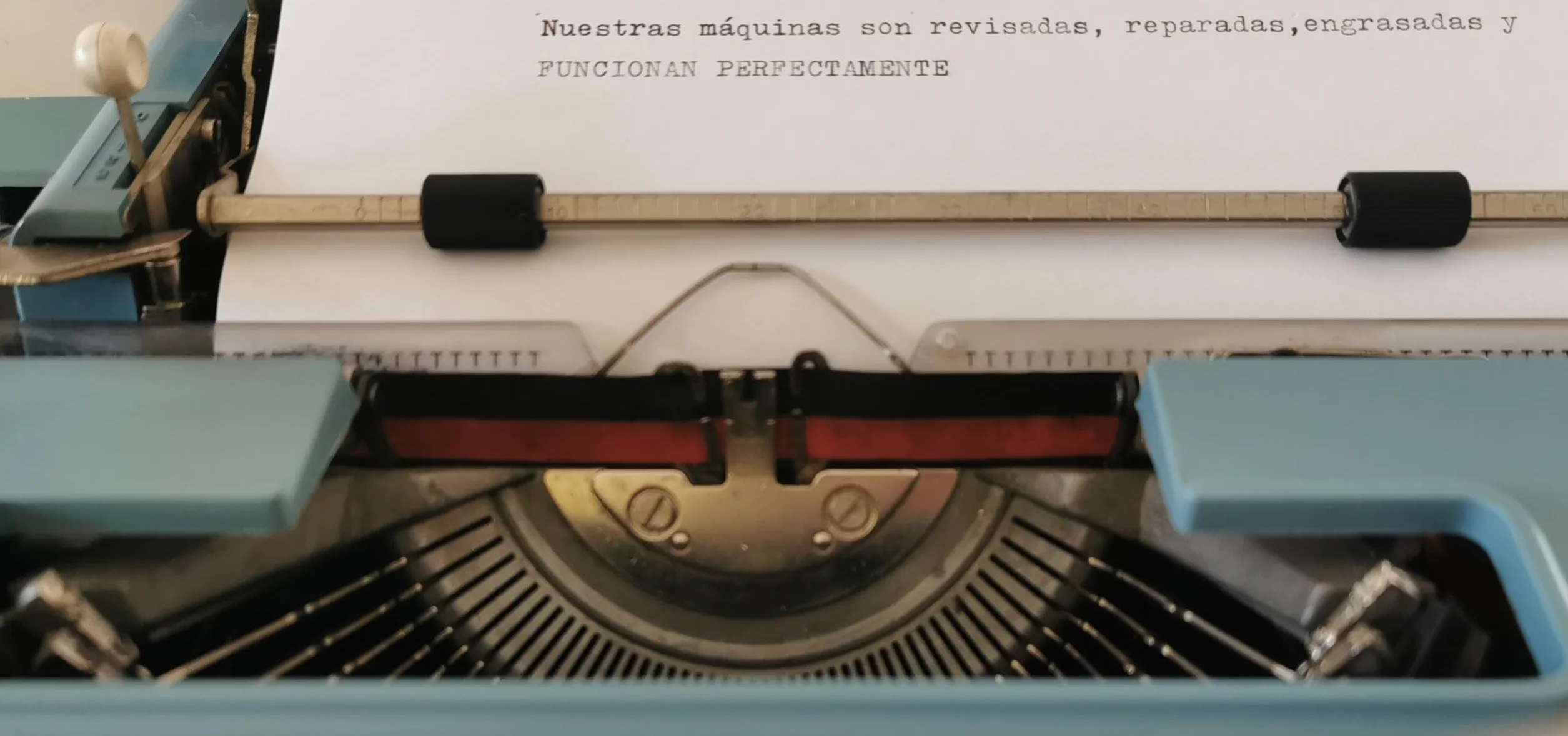 Máquina de Escribir Vintage Olivetti Studio 46 - Teclado en Castellano Revisada y Puesta a Punto por un Profesional. Funciona Perfectamente. Ideal para Coleccionismo y Uso Personal.