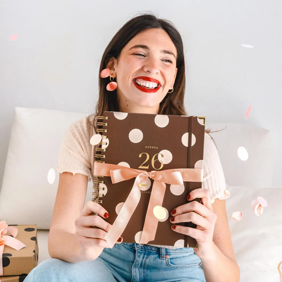 Agenda Charuca 26-27 Académica VISTA SEMANAL - Tapa Dura con Detalles Dorados, Tamaño GRANDE - Incluye BOLSA de Tela PROTECTORA y Marcapáginas - Hecho en España (CHOCOLATE LOVE)