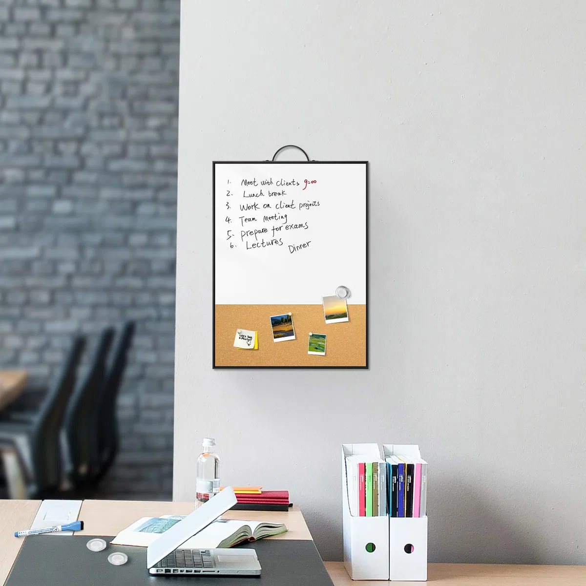 Pizarra blanca pequeña de corcho, pizarra magnética de borrado en seco de 16 x 12 pulgadas y tablero de corcho de anuncios con asa para colgar en la pared, pizarra blanca portátil con marco de