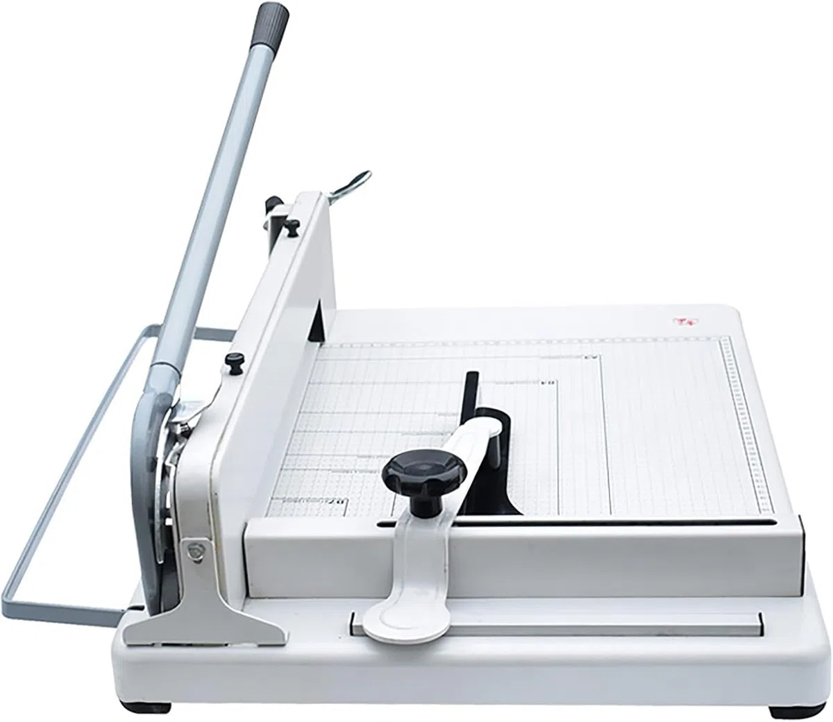 Cúter multifunción A3 profesional con mango con bloqueo de seguridad y rejilla guía de corte, longitud de corte de 17'' y capacidad for 360 hojas, base metálica resistente.