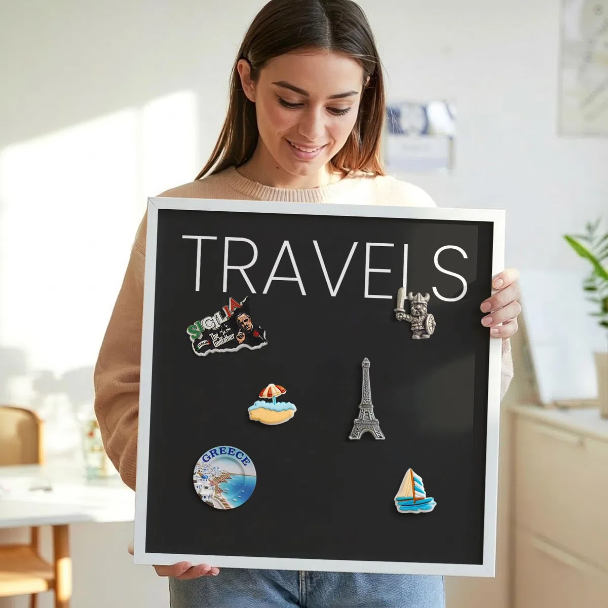 Tablero Imantado 80x60 cm | con Marco Blanco | Travels | Montaje Fácil | Pizarra Magnética | Para Souvenirs de Viaje | Para Imanes Turísticos, Fotos Polaroid y Postales | Para Cocina
