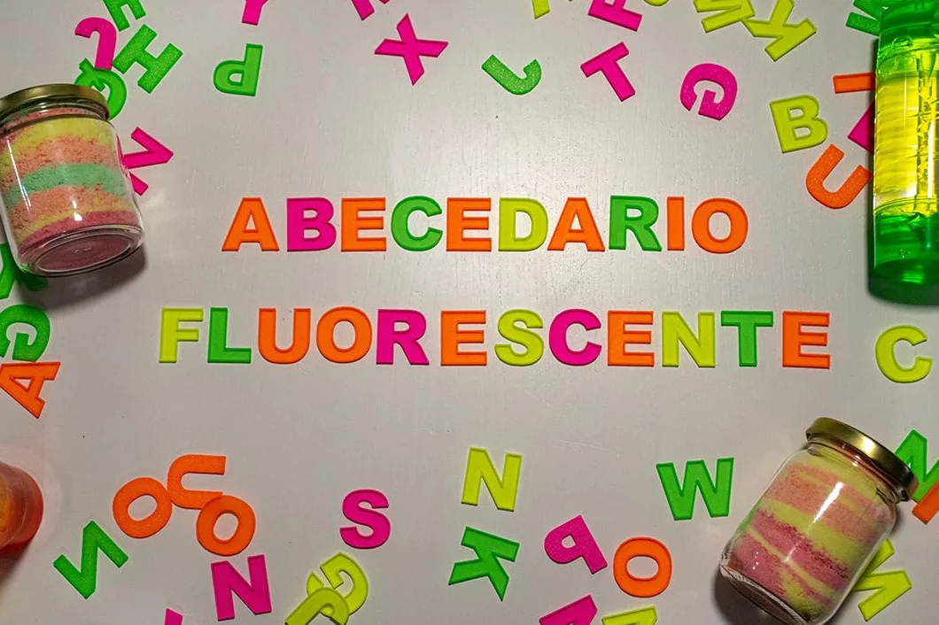 Abecedario Fluorescente 94 Letras Neón Brillan con Luz Negra