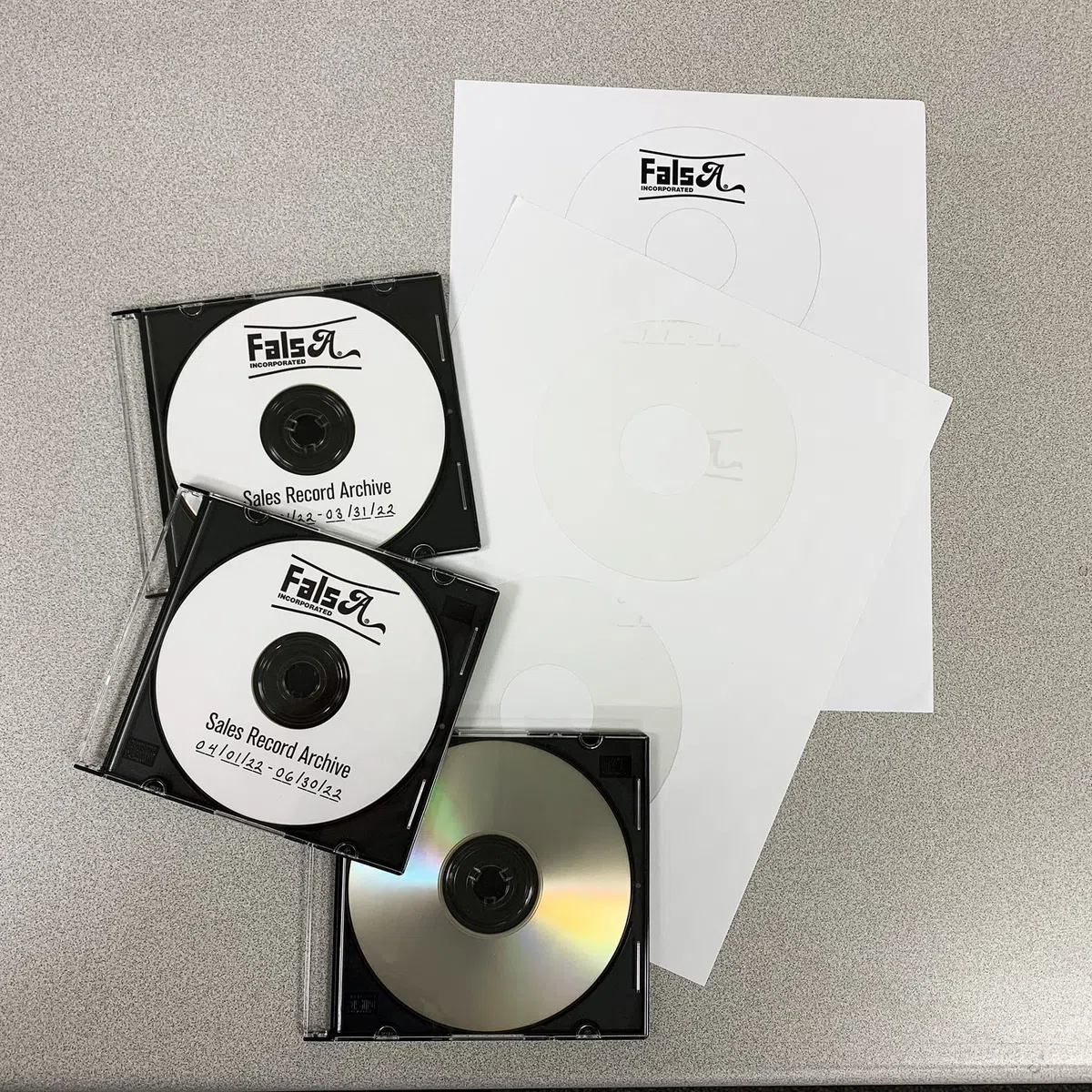 CD/DVD etiquetas compatible palabra plantilla 5824 tamaño etiquetas. En blanco etiquetas de inyección de tinta y tóner garantizada. Fabricadas en Estados Unidos.