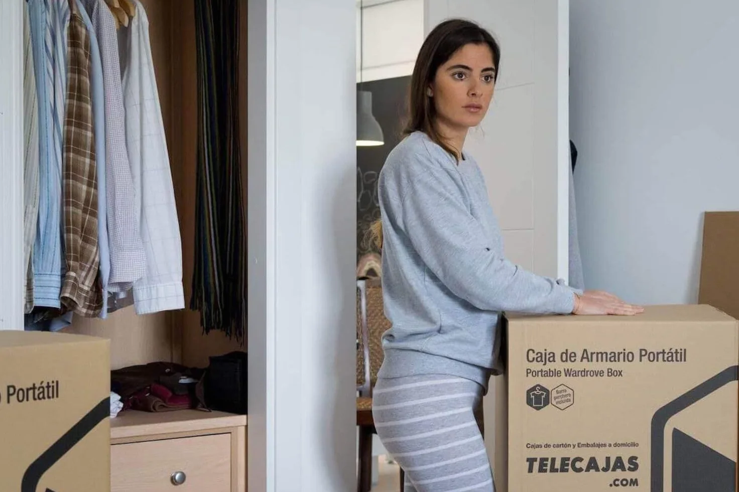 TELECAJAS | Caja Armario Portátil 50x50x101 cm de Cartón Doble | Ideal para mudanzas, trasteros o Viajes | Fácil Montaje con Barras Perchero y Cinta Adhesiva de Regalo Incluidas | Pack de 2 Armarios