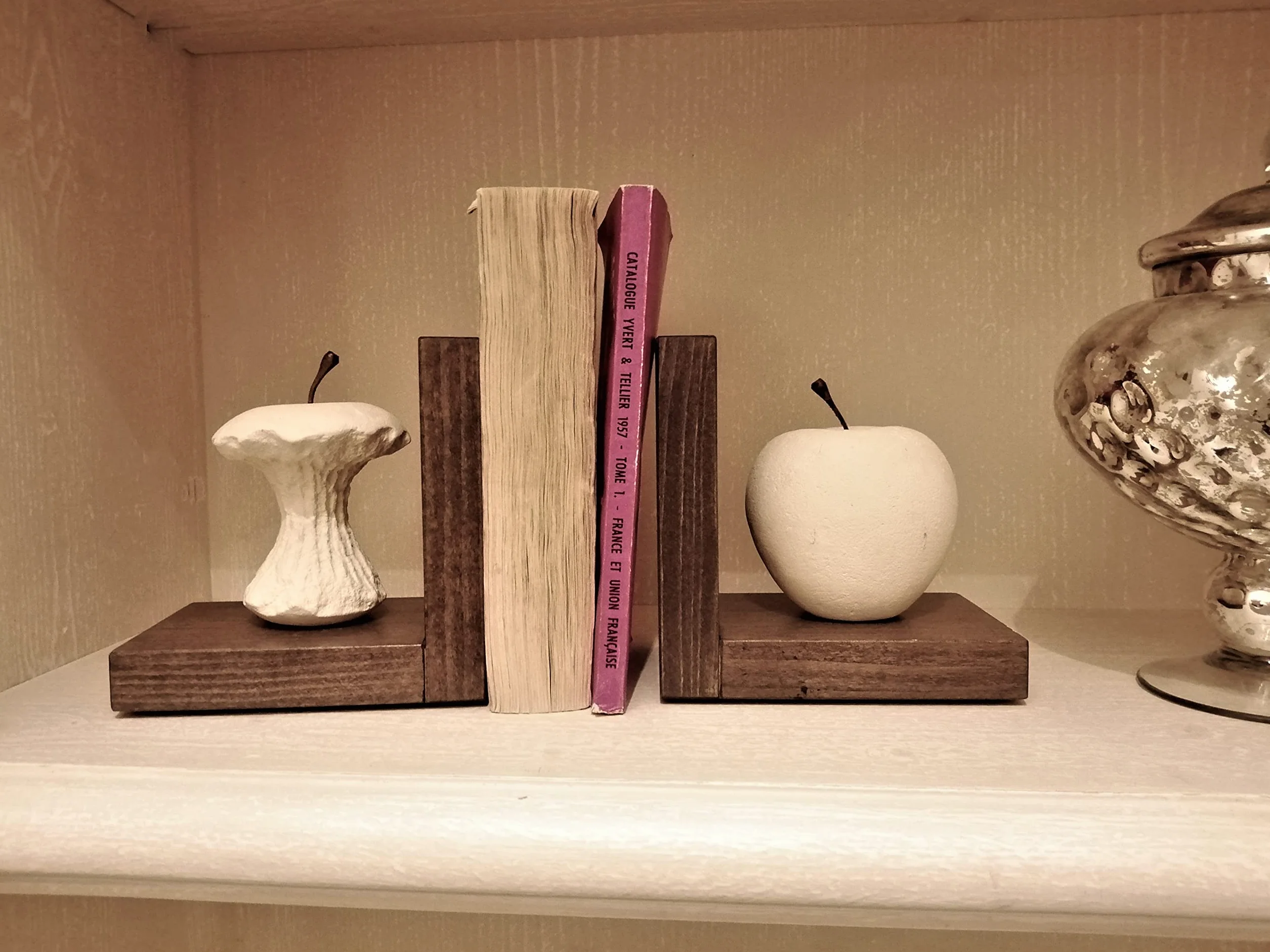 Progetto Arte Par de Sujetalibros Manzana Mordida Escultura de Piedra Base Madera Hecho a Mano