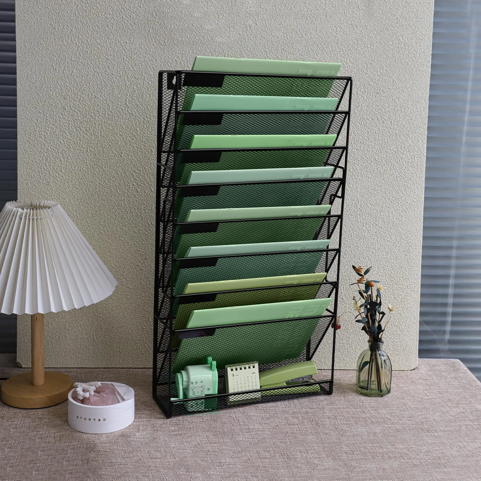 Organizador de archivo de pared de malla de 9 niveles con bandeja plana inferior, vertical de malla media, para colgar en la oficina, revistero, juego