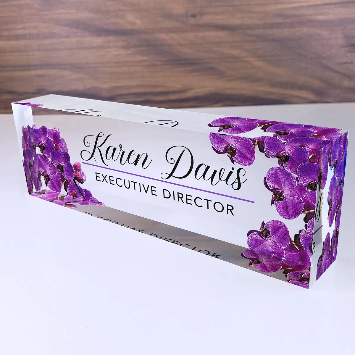 Artblox Placa de nombre personalizada para escritorio de oficina, diseño de orquídea morada sobre vidrio acrílico transparente, decoración de escritorio de oficina (8 x 2.5 pulgadas)