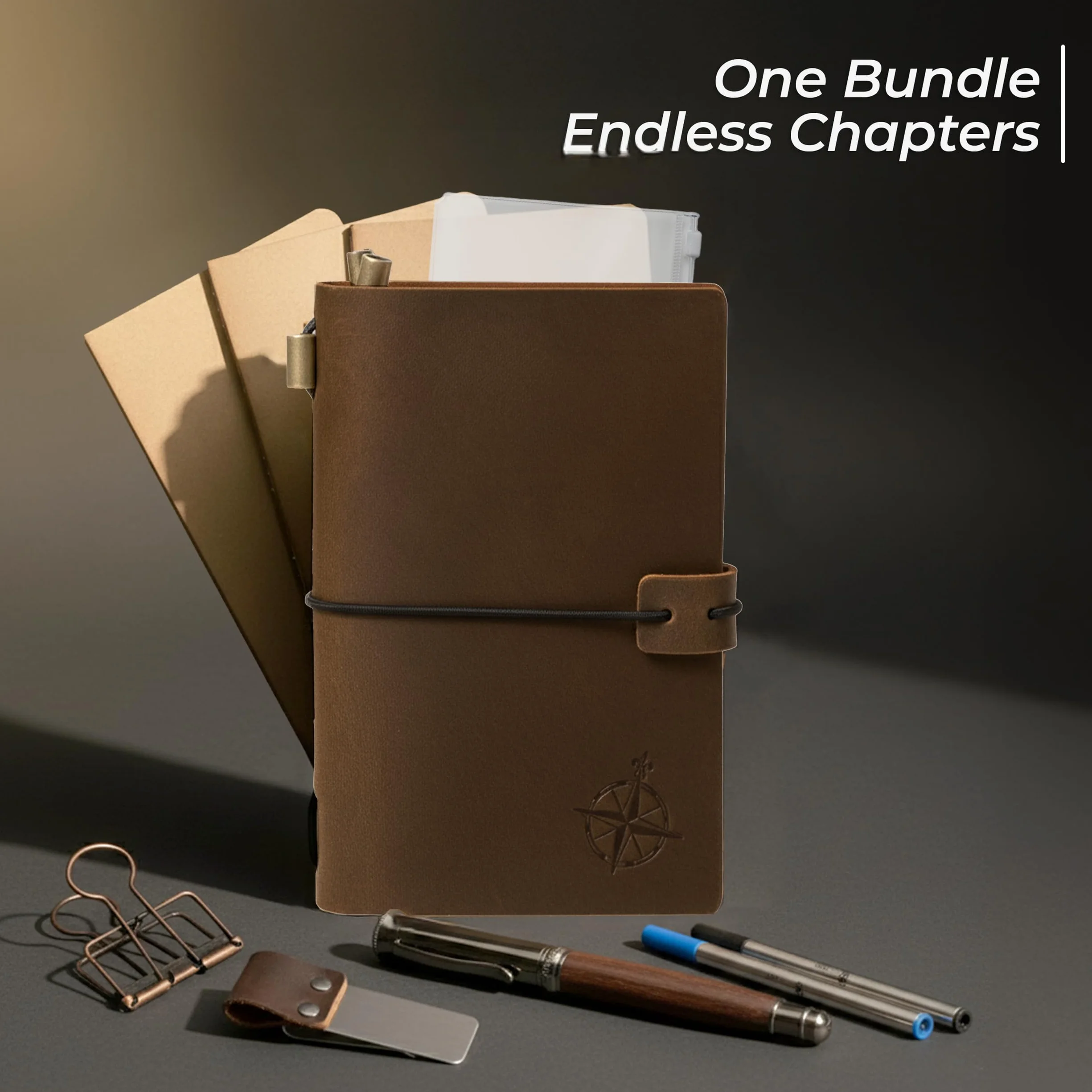 Wanderings Cuaderno de Bolsillo - 4"x5,1"/ 10x13 cm - Cuaderno de Viaje Recargable - Incluye un Portabolígrafos con Bolígrafo y 2 Recargas de Tinta Adicionales, una Carpeta de PVC y un Clip de Carpeta