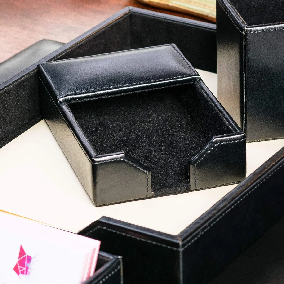Dacasso Soporte para notas de piel regenerada negra, 10,2 x 15,2 cm, 17,78 x 12,06 x 4,45 cm