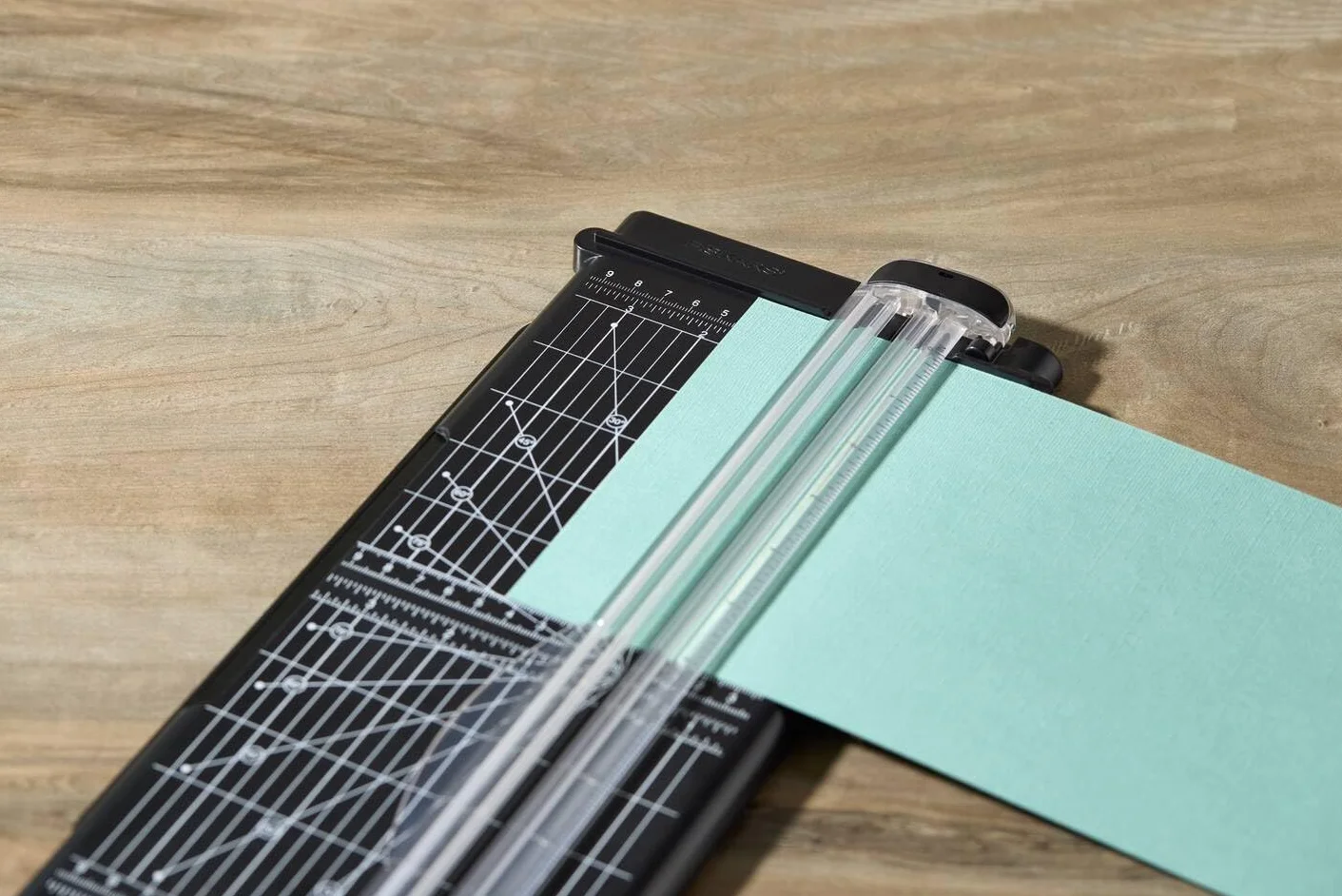 Fiskars Cortadora de Papel, SureCut, Formato Vertical A4, Formato Horizontal A3, Con Guía de Corte, Materiales Reciclados, 1077984