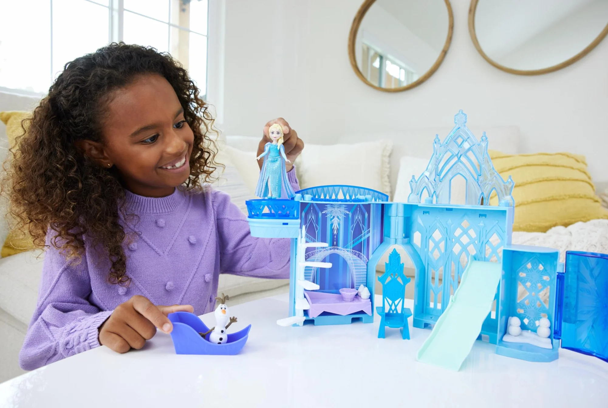 Disney Frozen Castillo de Elsa, Conjunto Apilable Casa de Muñecas con Muñeca Pequeña y 8 Piezas, Juguetes de Película, JDP63