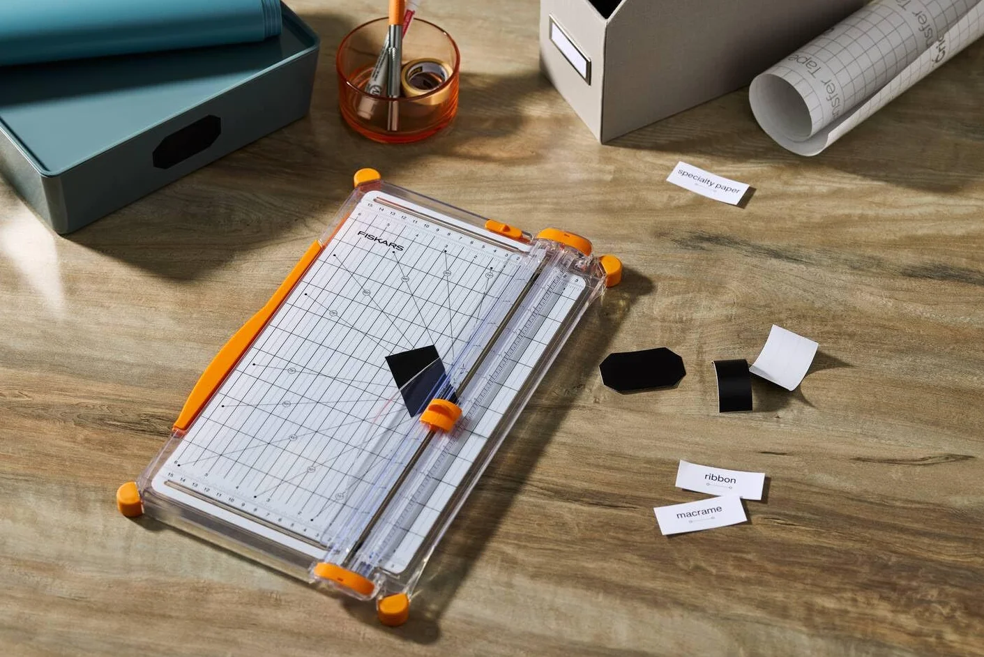 Fiskars SureCut Cortadora de papel, A4, Base ancha, Cortadora de papel con guía de línea de corte, Blanco/Naranja, 1077980.