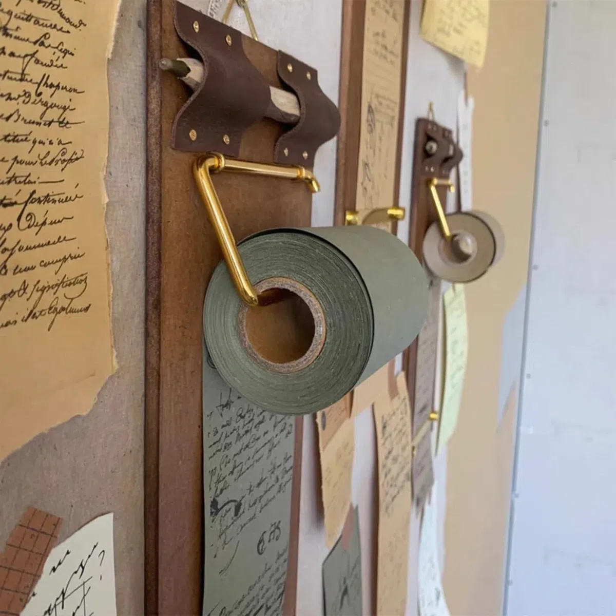 Bloc de desplazamiento vintage (rollo de papel + clips de tablero), juego de cuaderno de papel kraft montado en la pared o colocado con clip de metal, bloc de notas de papel kraft recargable para