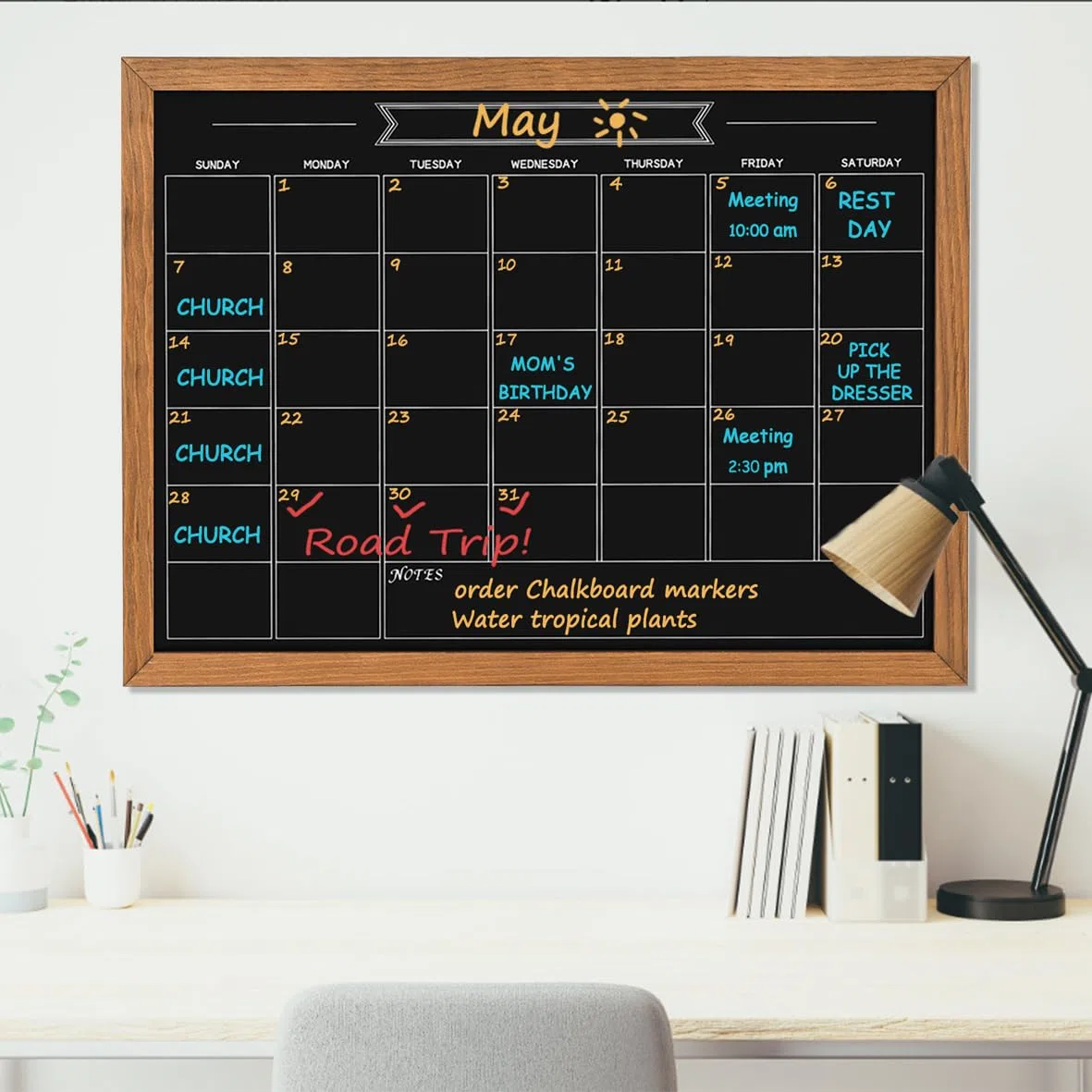 Pizarra de calendario, 23.6 x 31.5 pulgadas, superficie magnética, marco de madera de pino maciza, pizarra para planificación/horario escolar/notas, tablero colgante para oficina, escuela y