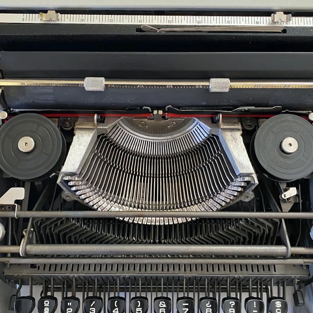 Genérico Máquina de Escribir Vintage Olivetti Lettera DL - Teclado en Castellano Revisada y Funcional Ideal para Coleccionismo - Totalmente Funcional con Maletin Original