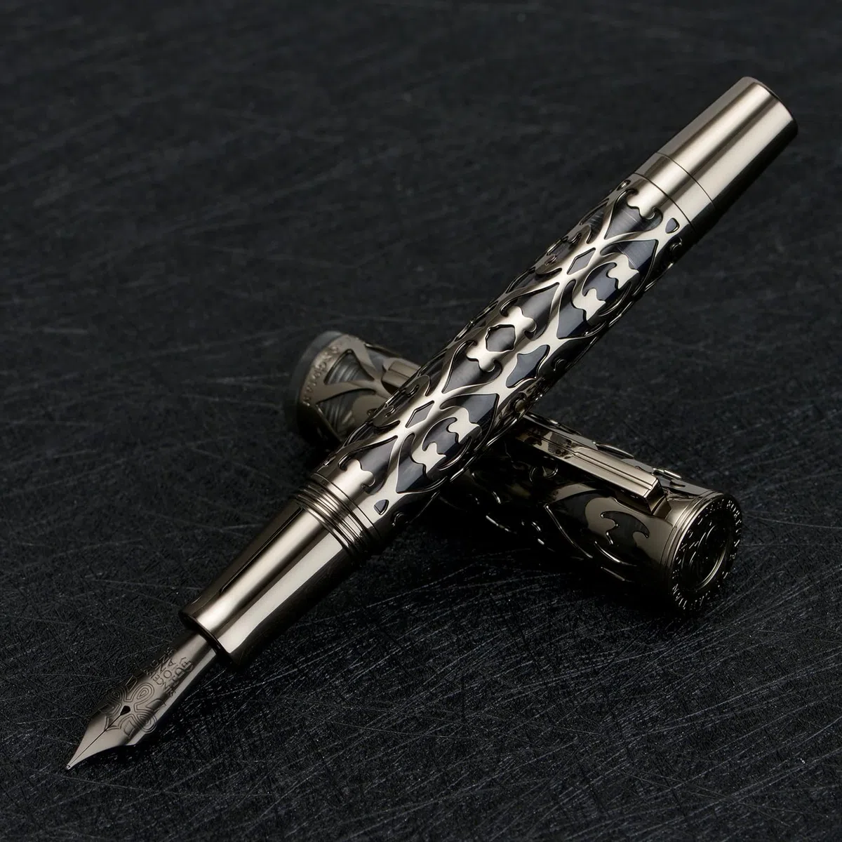 Hongdian D1 - Pluma estilográfica de émbolo, plumín fino y suave, esqueleto hueco negro azabache y pluma de resina, juego con estuche de metal
