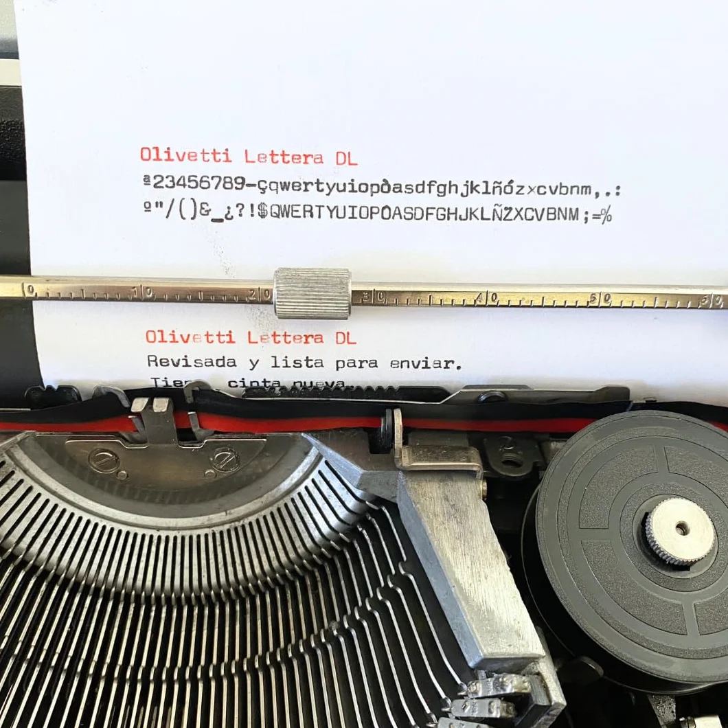 Máquina de Escribir Vintage Olivetti Lettera DL - Teclado en Castellano Revisada y Funcional Ideal para Coleccionismo - Totalmente Funcional con Maletin Original