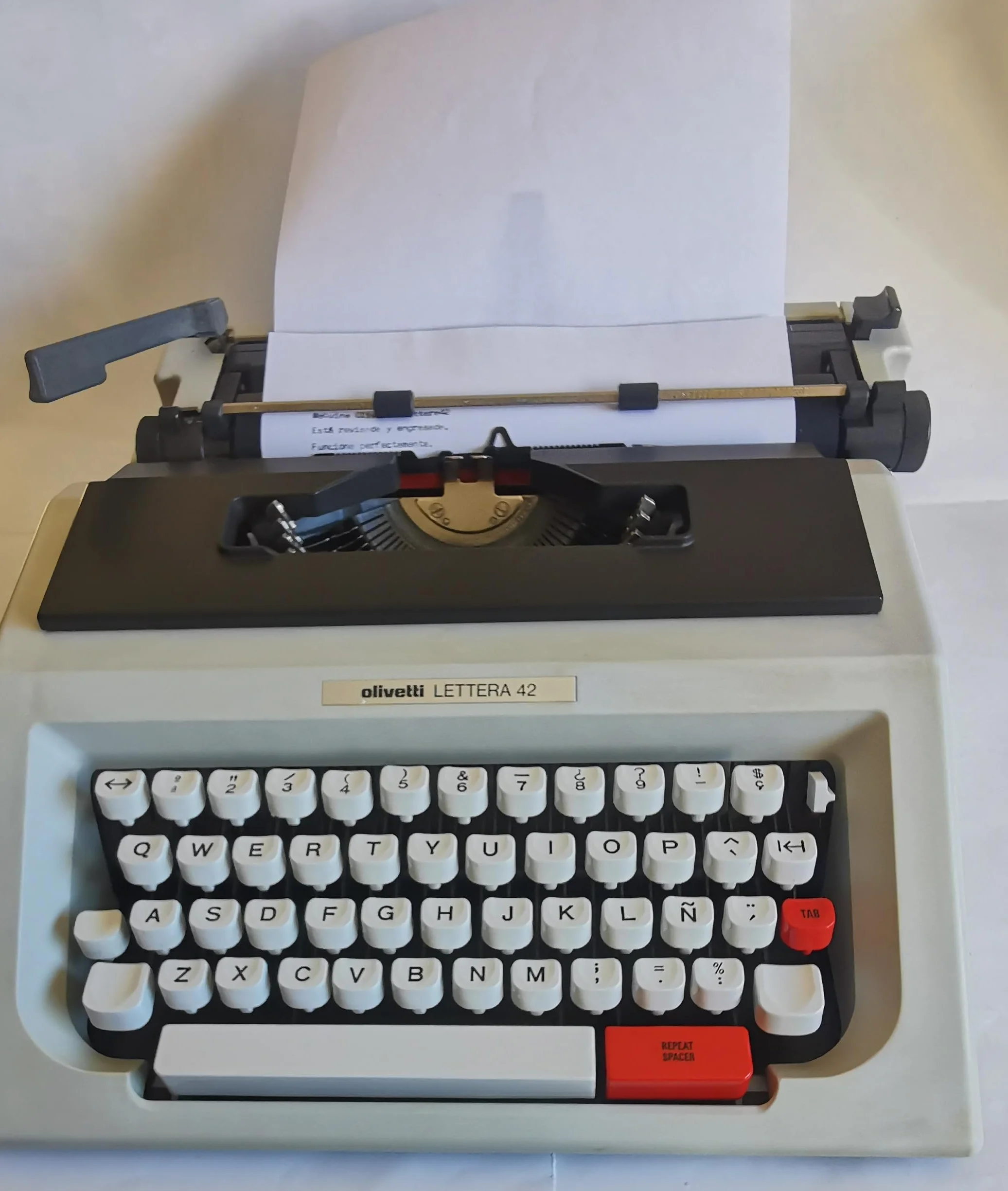 Máquina de Escribir Vintage Olivetti Lettera 42, revisada y dejada Buen Funcionamiento.