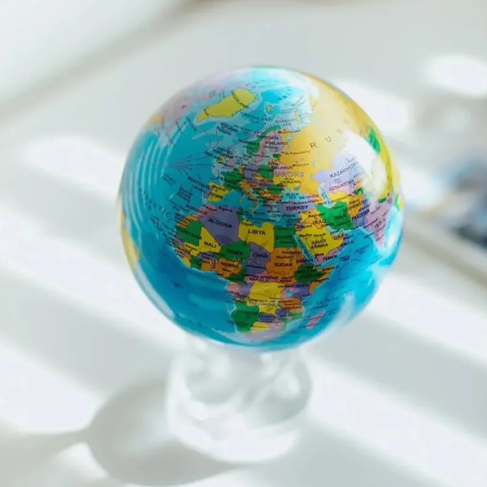 MOVA Globe - Mapa Político Azul Océano Clásico (4,5") | Globo mundial giratorio alimentado por la luz | Decoración educativa del hogar, no se necesitan pilas ni cables