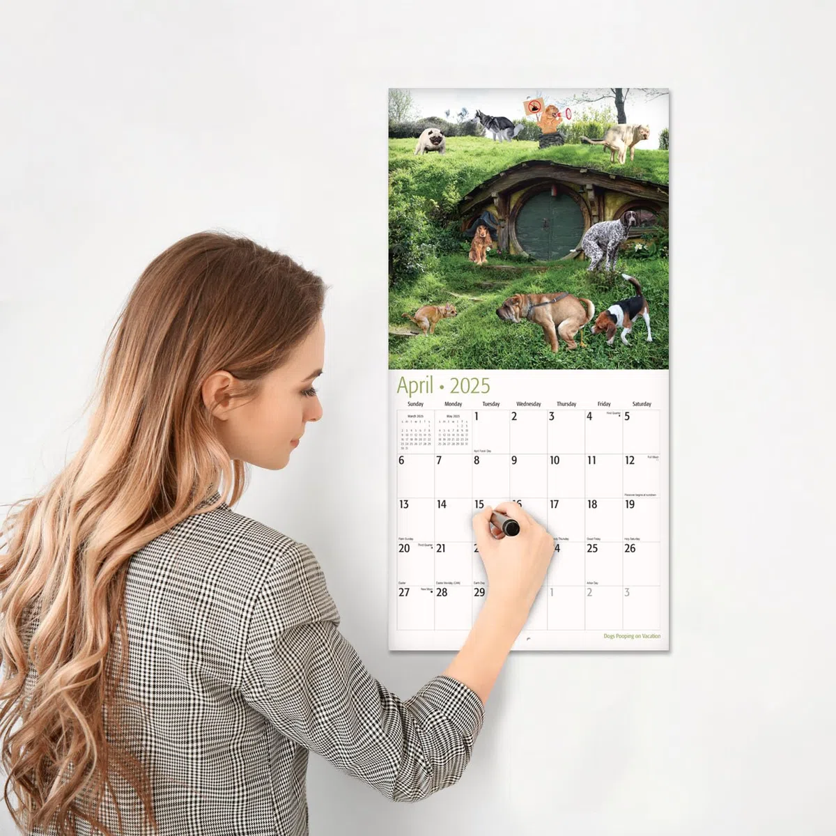 RED EMBER Dogs Pooping on Vacation - Calendario mensual de pared colgante 2025 | 12 x 24 pulgadas abierto | Papel grueso y resistente | Regalo | Divertido intercambio secreto de elefante blanco Yankee