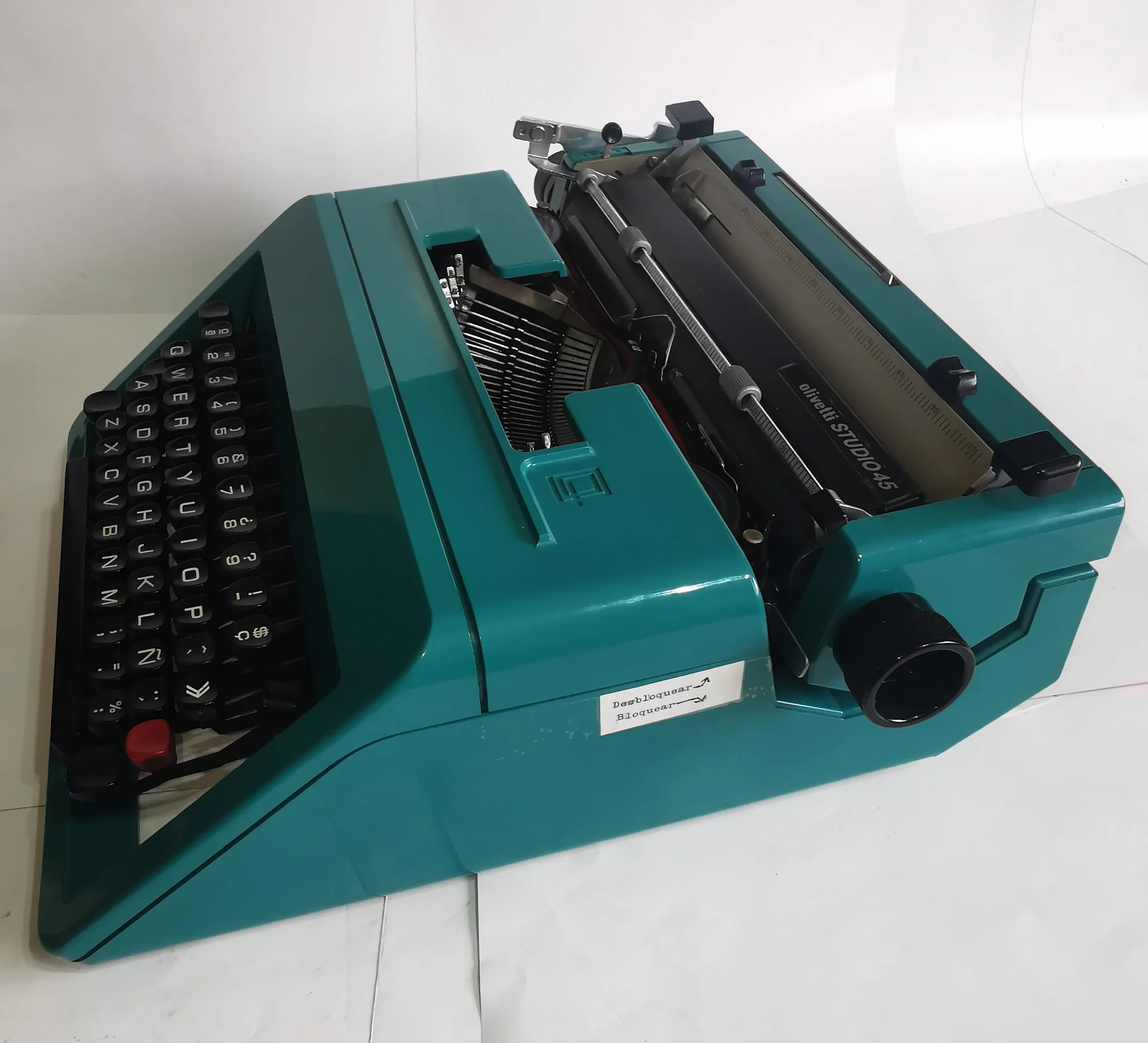 Máquina de Escribir Vintage Olivetti Studio 45 - Teclado en Castellano Revisada y Puesta a Punto por un Profesional. Funciona Perfectamente. Ideal para Coleccionismo y Uso Personal.