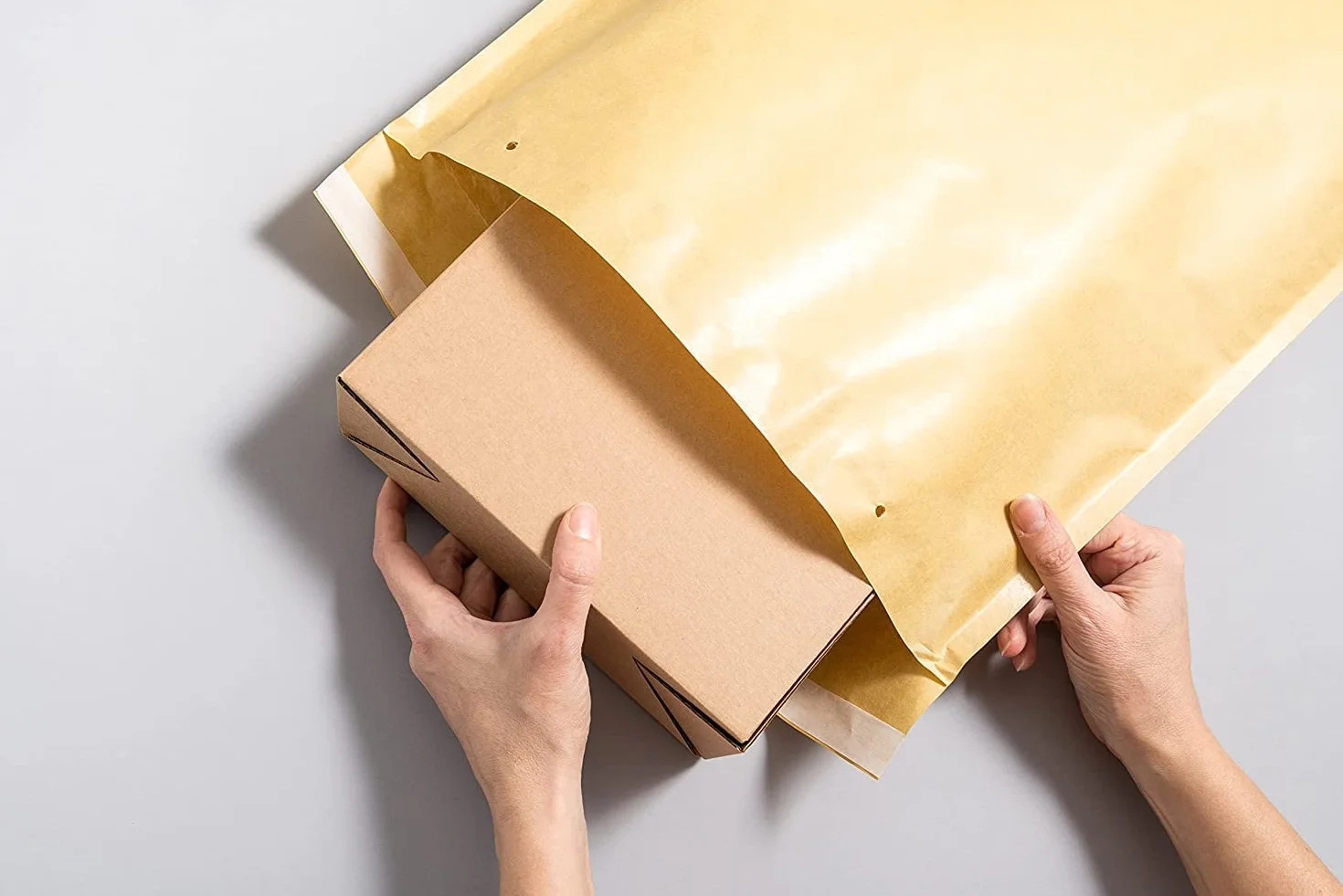 Ofituria 200 Sobres Acolchados de Papel Burbuja Interior de Polietileno, Color Marrón, Bolsas para Envíos con Capacidad para Albergar Documentos de una superficie máxima de 230x340 mm