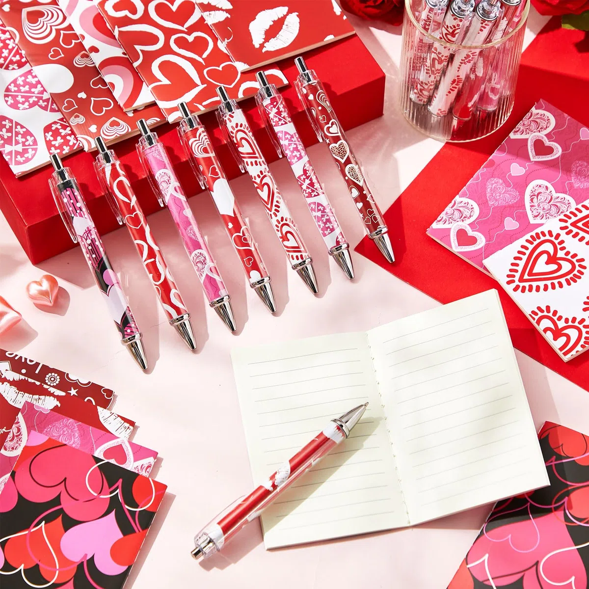 Skyygemm 120 piezas de regalos temáticos para el día de San Valentín incluyen 60 cuadernos coloridos de 4.92 x 3.15 pulgadas, diarios pequeños, blocs de notas a granel, 60 bolígrafos de tinta negra