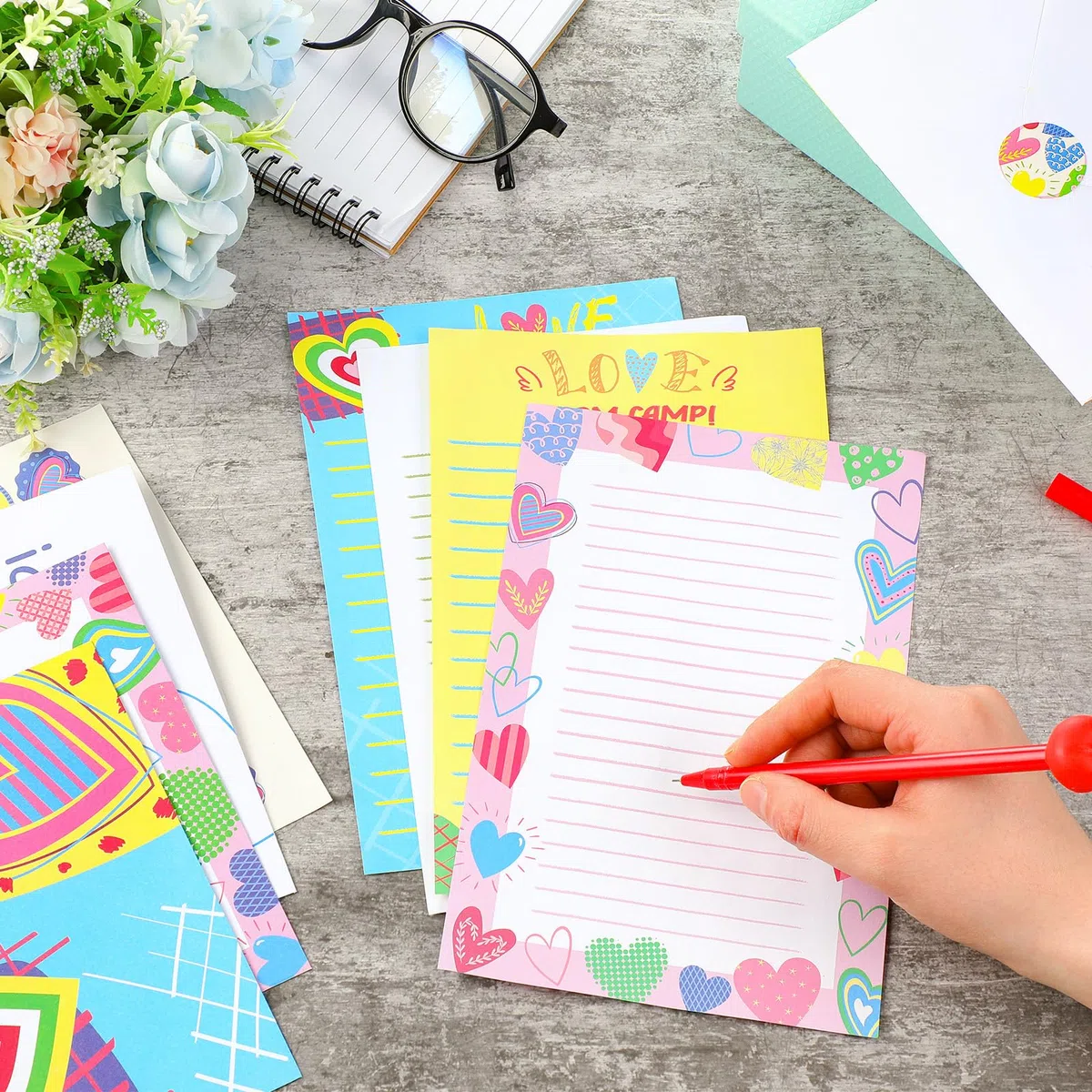 Motipuns El juego de 61 piezas de papelería de corazones de campamento incluye 20 hojas de notas con líneas, 20 sobres, 20 calcomanías y un bolígrafo para fiestas de cumpleaños, campamento,