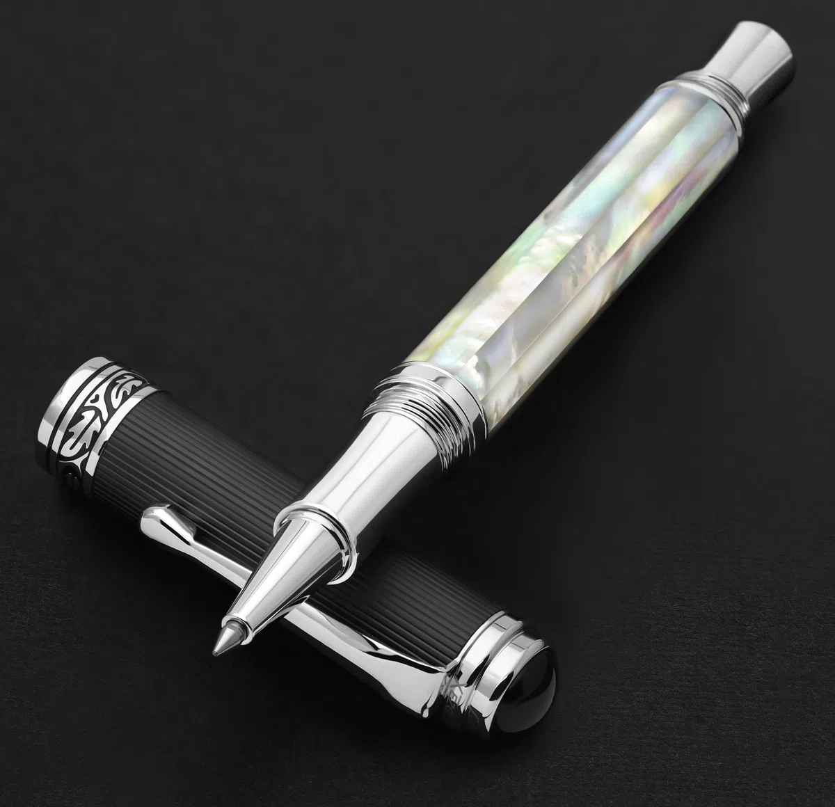 Xezo Bolígrafo roller Maestro hecho a mano, punta fina. Madreperla blanca iridiscente de origen oceánico con carbono similar al diamante PVD. Numerado, cada bolígrafo es único