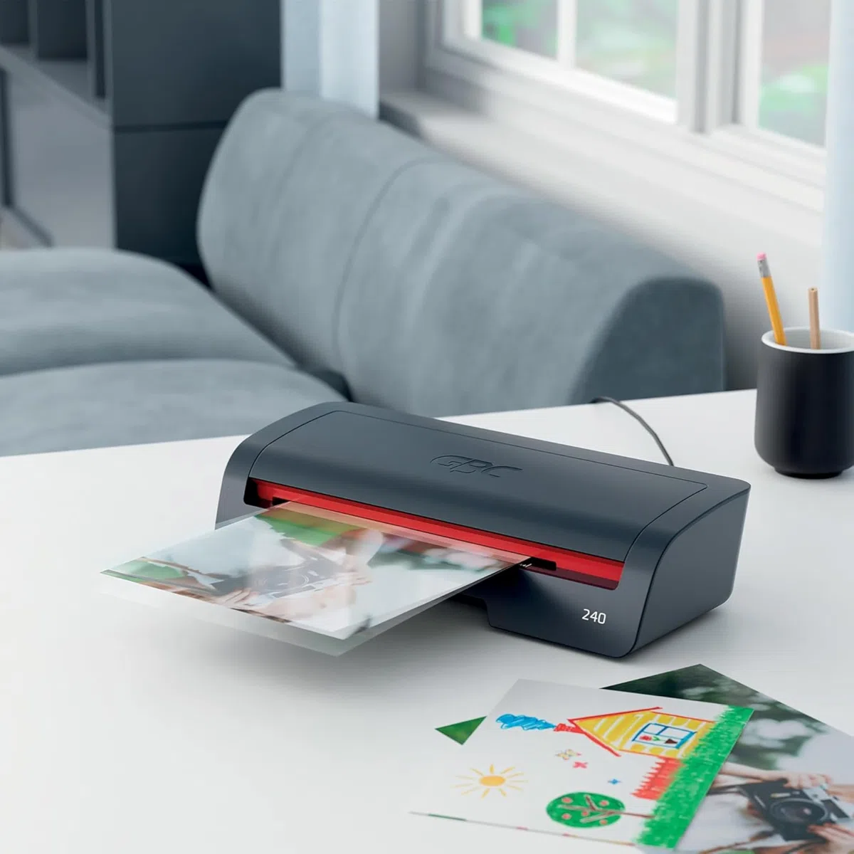 GBC 4410068EU - Plastificadora 240 Home Office A4, Calentamiento Rápido en 2 Minutos, 75-125 Micras, Antiatascos, Apagado Automático, Incluye 5 Fundas de Plastificación A4, Negro/Rojo