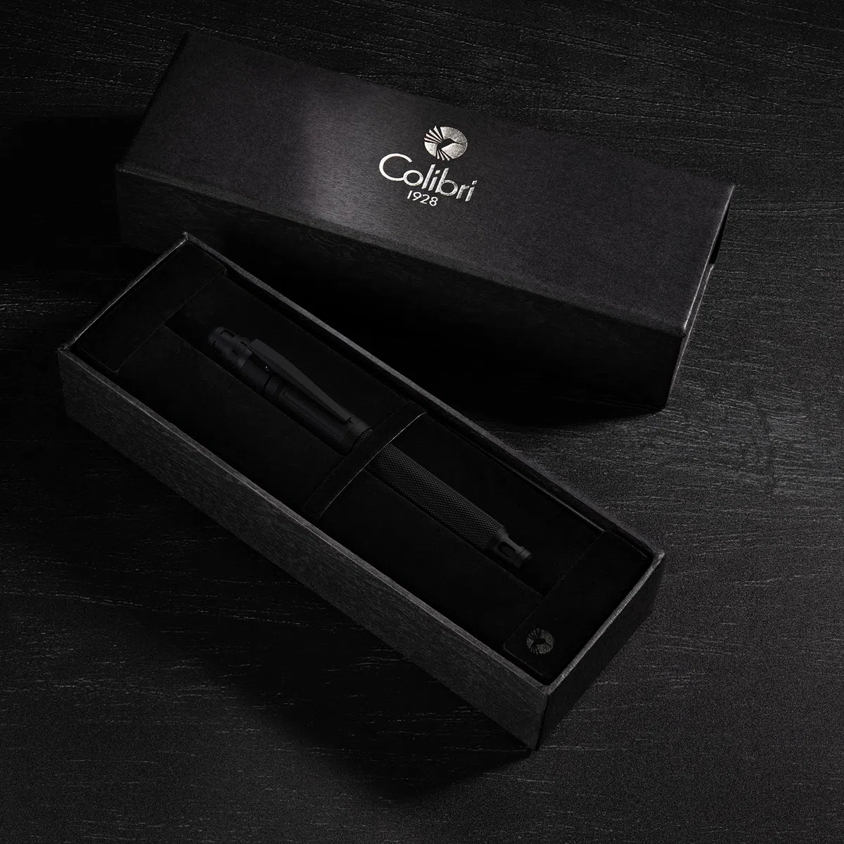 Bolígrafo roller Colibri Ascari-Negro mate con acabado moleteado-Bolígrafo de lujo-Sistema de punta de bock mediano-Se entrega en un elegante estuche de regalo-Adecuado para hombres como para mujeres.