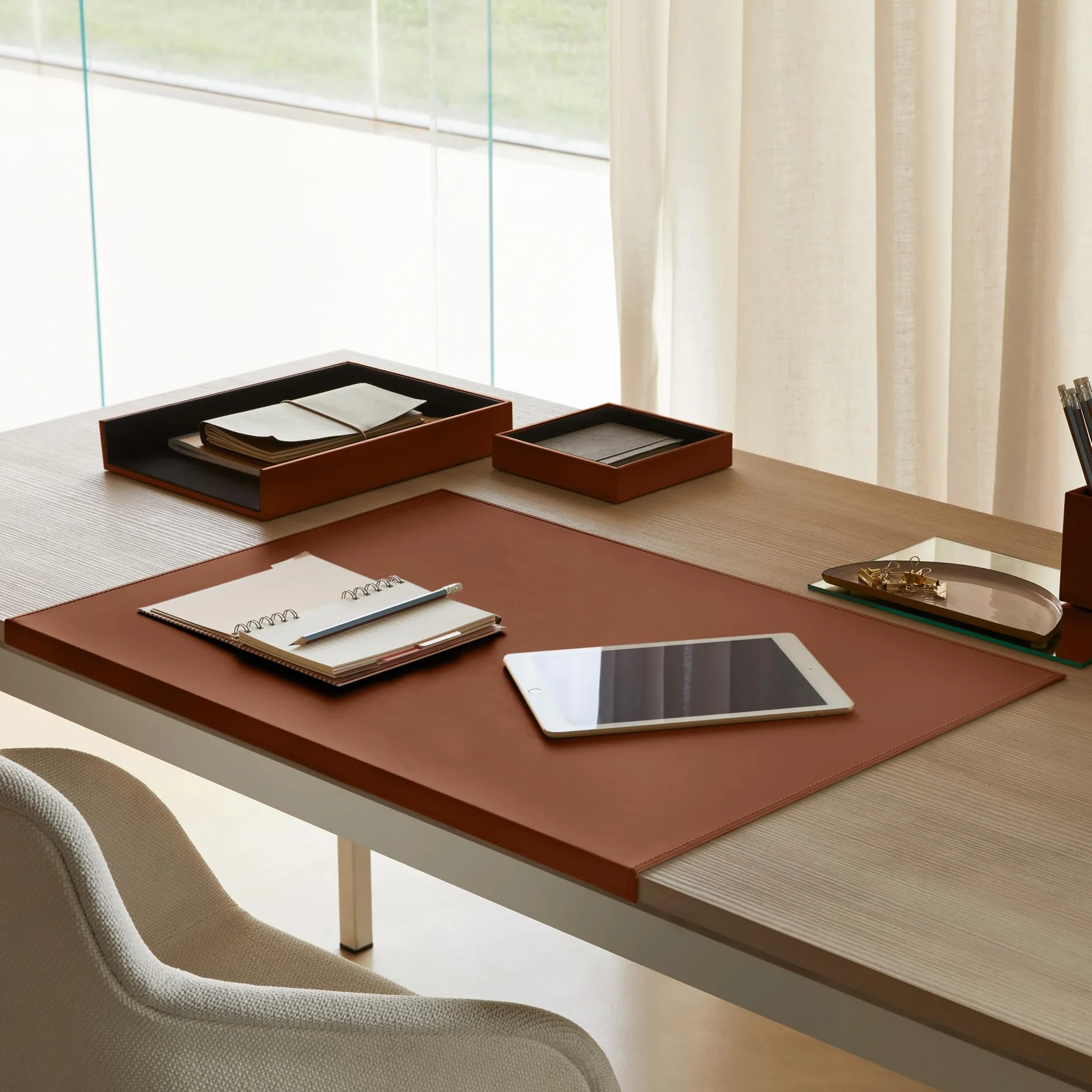 Eglooh - Calliope - Protector Mesa Escritorio en Cuero Naranja Marrón cm 90x60 - Antideslizante, Estructura Interna en Acero con Perfil Frontal en Forma de L, Costuras Artesanal - Made in Italy