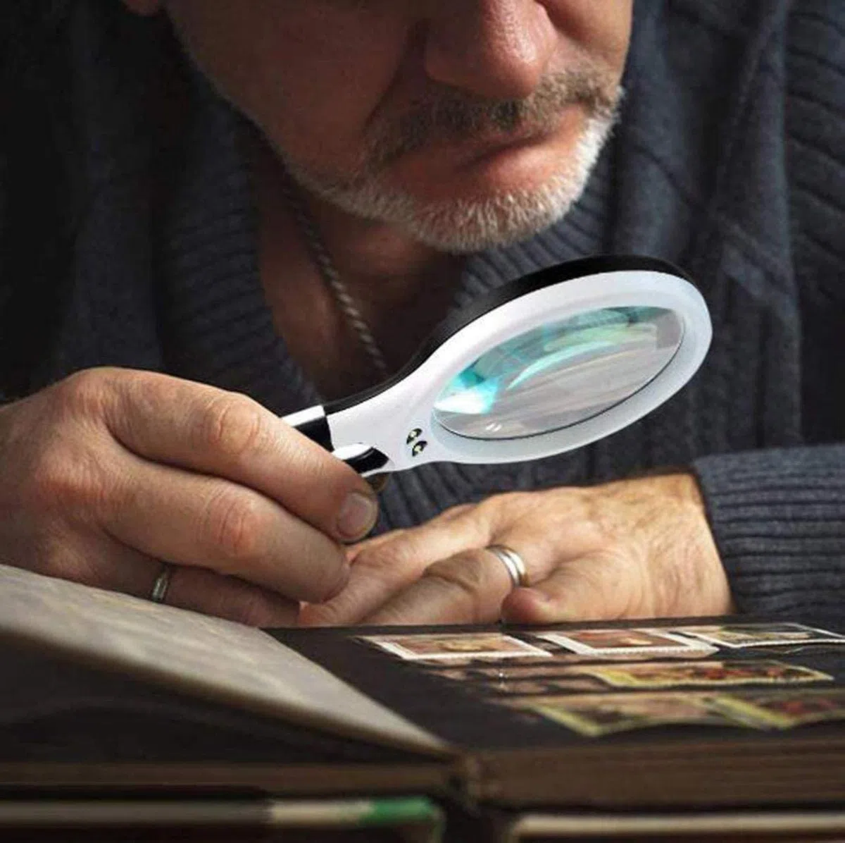 Lupa de Mano con luz LED - Gran Aumento de 3X a 45X - Ideal para Personas Mayores Que Buscan Lectura, aficiones, Reparaciones y joyería.