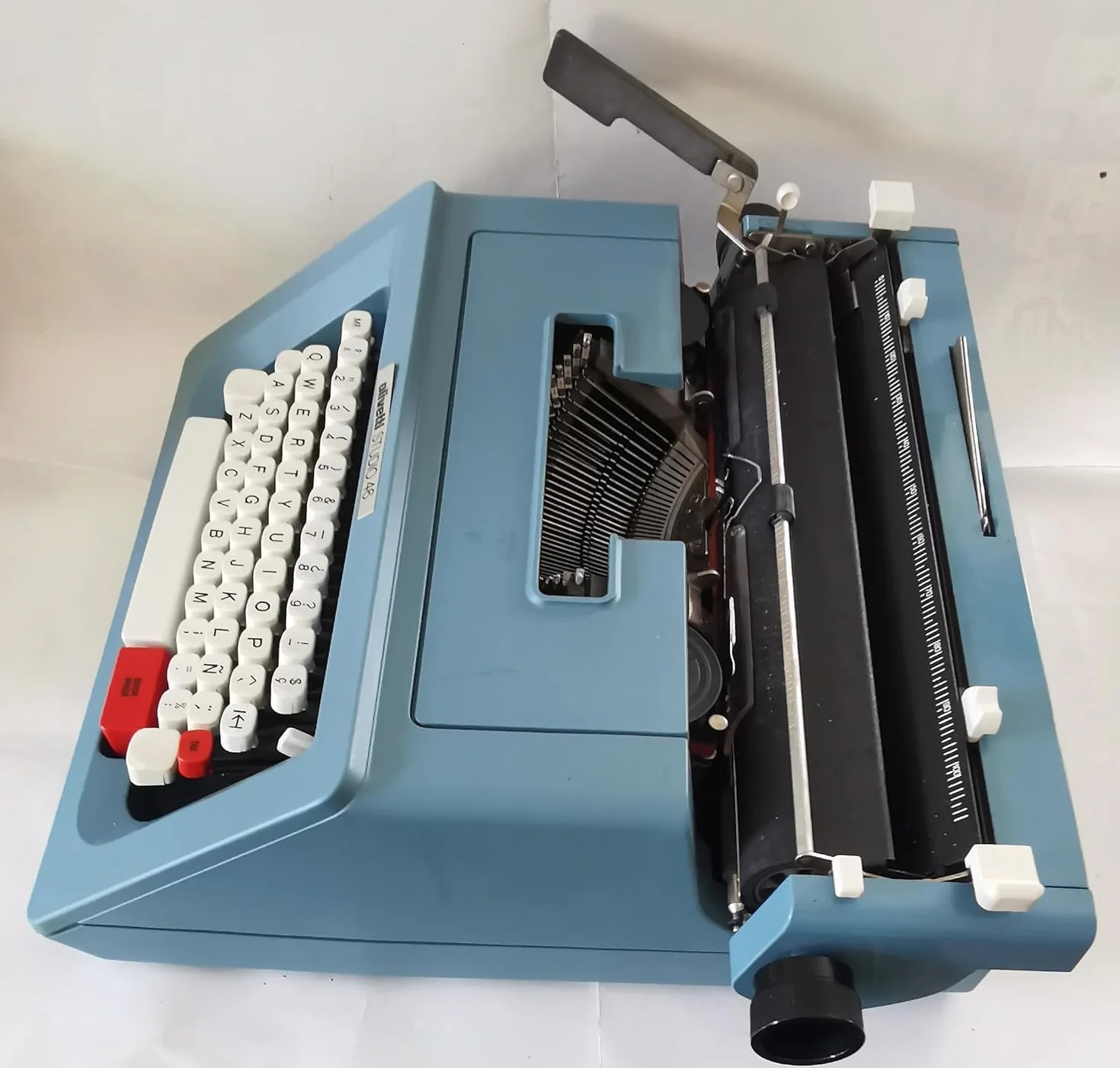 Genérico Máquina de Escribir Vintage Olivetti Studio 46 - Teclado en Castellano Revisada y Puesta a Punto por un Profesional. Funciona Perfectamente. Ideal para Coleccionismo y Uso Personal.