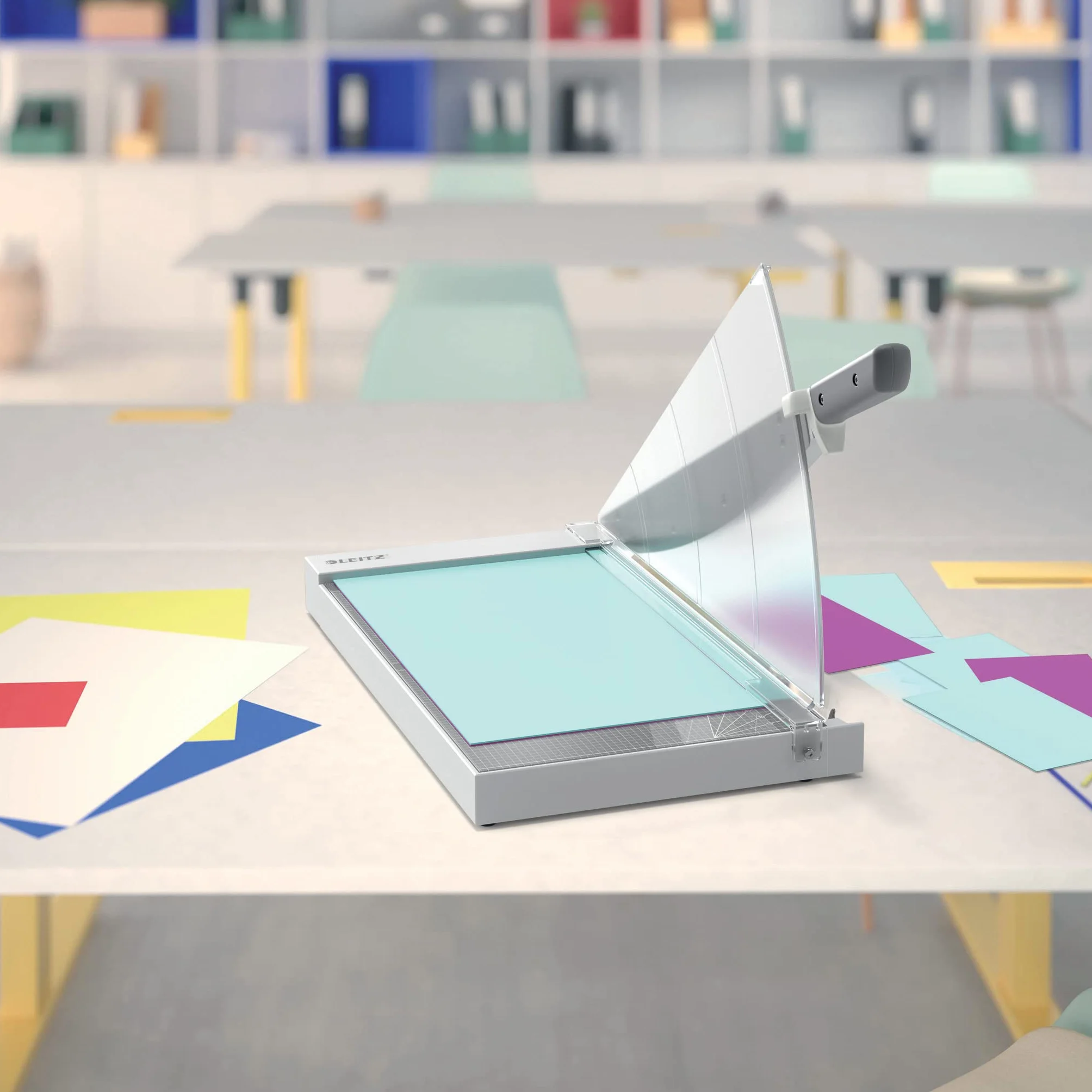 Leitz Precisión Guillotina de Papel A3 para Oficina, Corta 15 Hojas, Longitud de Corte 457mm, Cuchilla de Acero, Base de Cristal Resistente, Sistema de Protección y Guía de Corte, 90220000