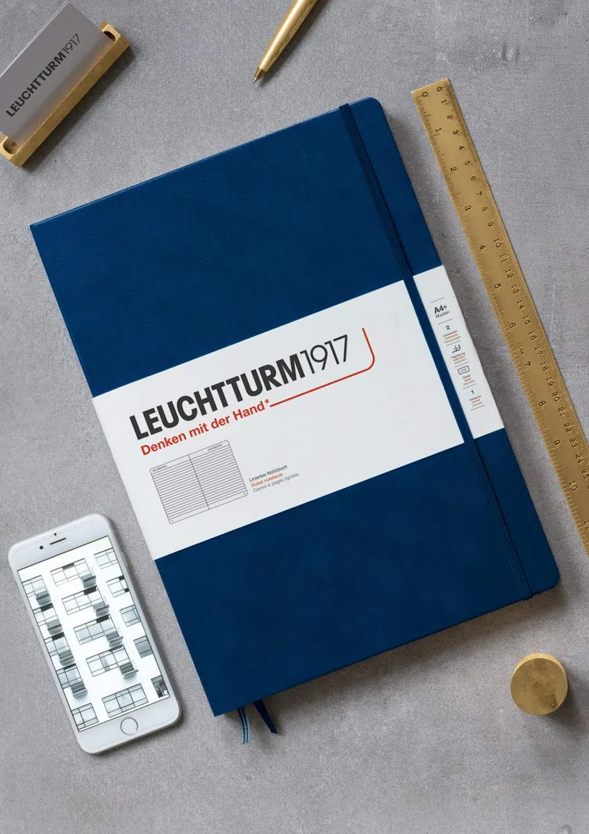 LEUCHTTURM1917 359867 Libreta Master Classic (A4+) 225 x 315 mm, Tapa Dura, 235 páginas numeradas, Azúl Marino, Lineas