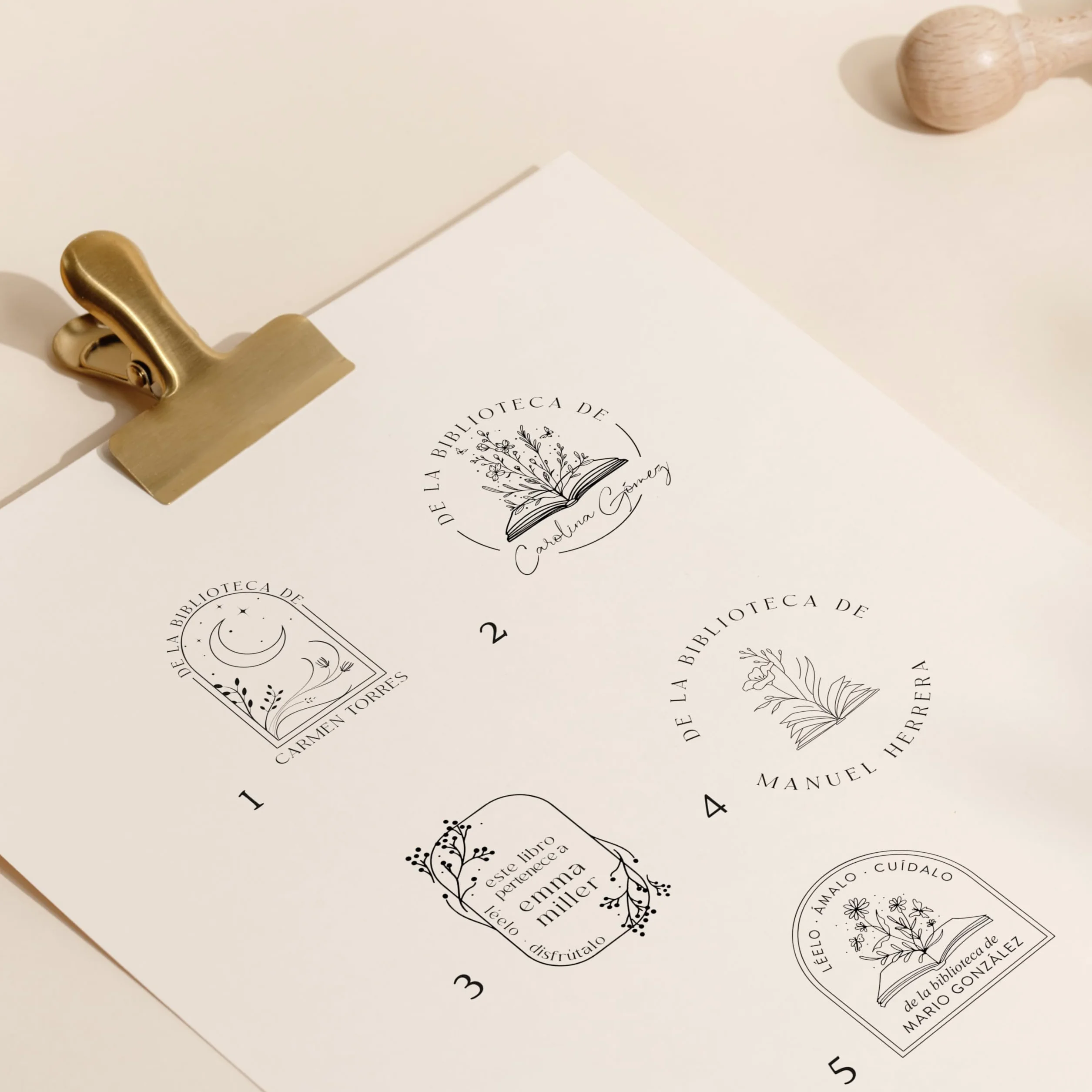 Stamp by Me – Sello para Libros en Relieve Personalizado | 5 Diseños Personalizables con Nombre | Embosador de Libros Ex Libris | Tamaño 10 x 10 cm | Diámetro de 40 mm | Marcador en Seco Elegante