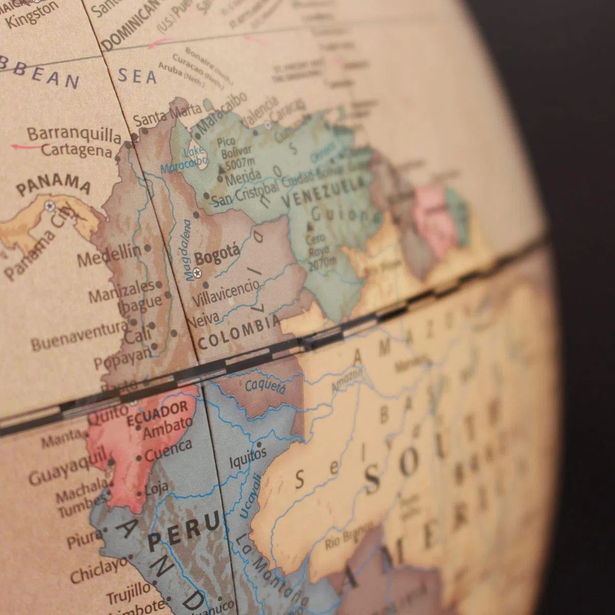 Globo Magallanes Vasa con mapa político o laminado a mano, independiente sin meridiano de 32 cm de diámetro, globo con pie de madera marrón rojizo escala 1:40.000.000 32 cm
