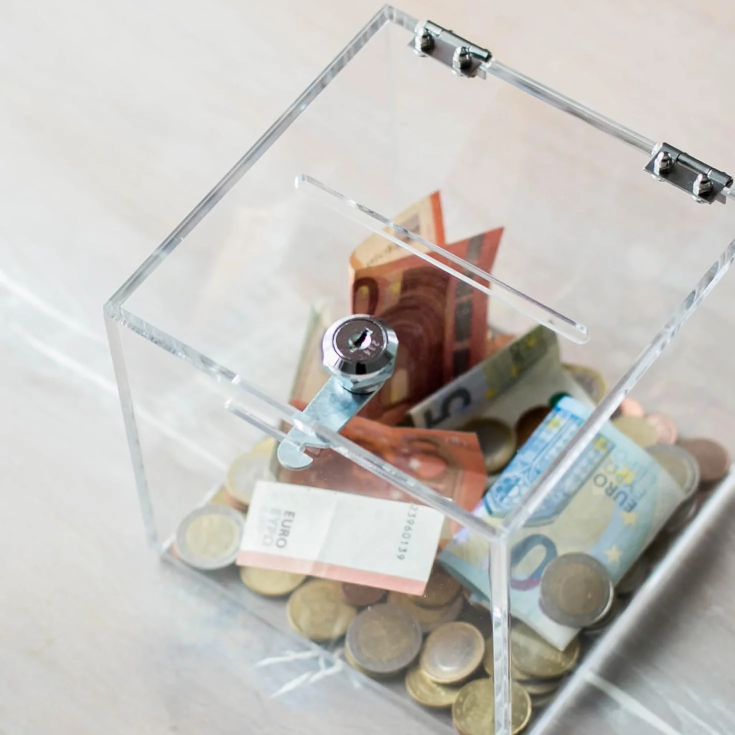 HMF 46919 Caja de donación de acrílico con cerradura | 15 x 15 x 15 cm | DIN A6 | Transparente
