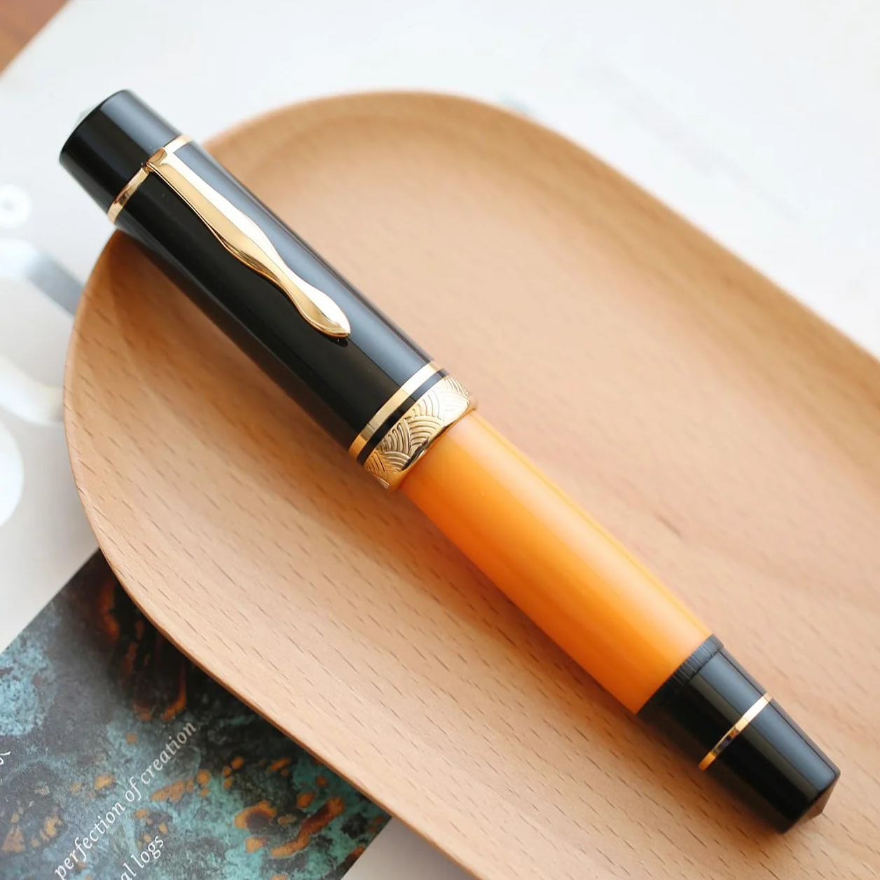 Erofa, Majohn P139, Pluma estilográfica de resina de pistón de punta mediana con caja, sistema de pistón de latón de gran capacidad, Negro y amarillo
