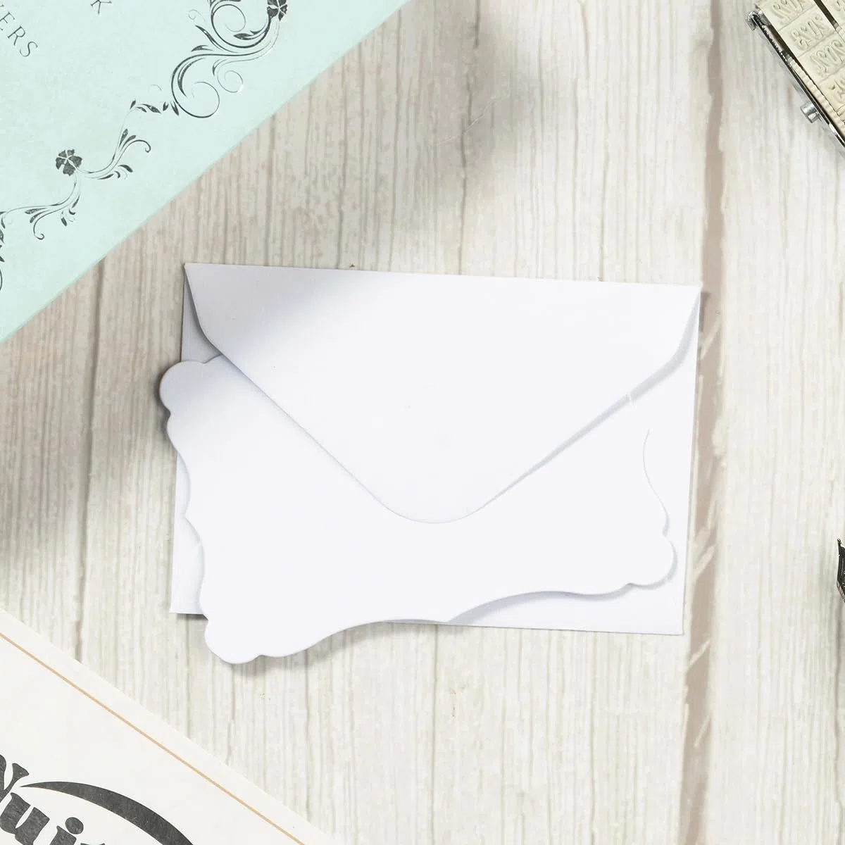 Paquete de 100 mini sobres blancos con tarjetas de notas blancas en blanco, sobres pequeños autoadhesivos para tarjetas de visita pequeñas (4 x 2.7 pulgadas, blanco y blanco)