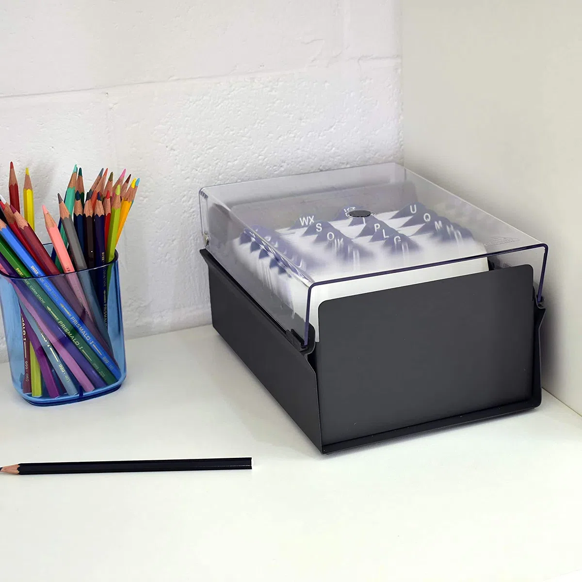 Acrimet Porta Tarjeta 4"x 6", Organizador de Fichas, Base de Metal Resistente (Incluye Índice AZ y un Divisor de Plastico) (Base Negro y Tapa de Plástico Transparente)
