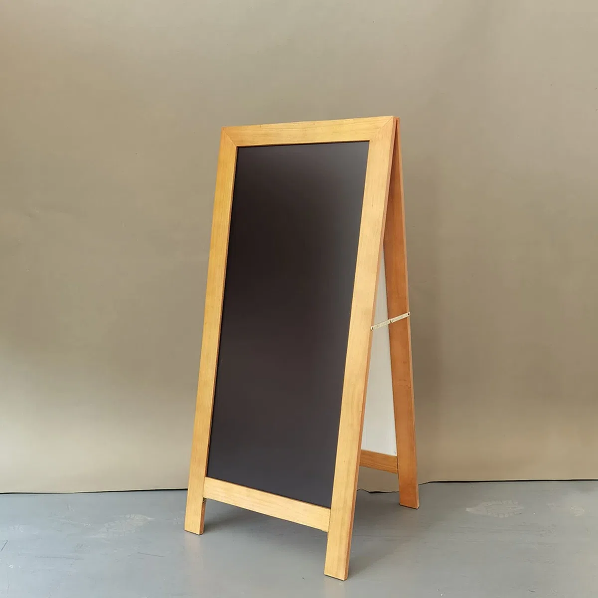 Letrero De Pizarra Magnético con Marco En A, 17.7 X 40 Pulgadas, Caballete De Pizarra De Madera De Pie, Tablero De Sándwich, para Café, Bares, Al Aire Libre, Menú