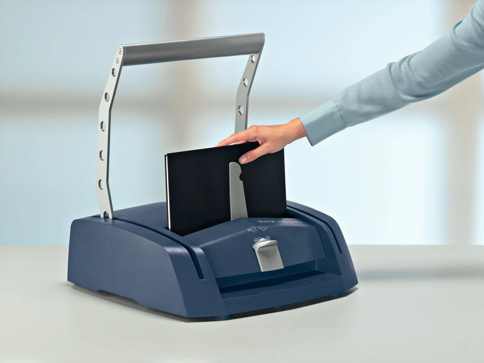 Leitz 73880000 – Encuadernadora Manual impressBIND 280 A4, Sistema De Canal Metálico Sin Perforación, Capacidad 280 Hojas, Ajuste Automático De Lomo, Uso Profesional