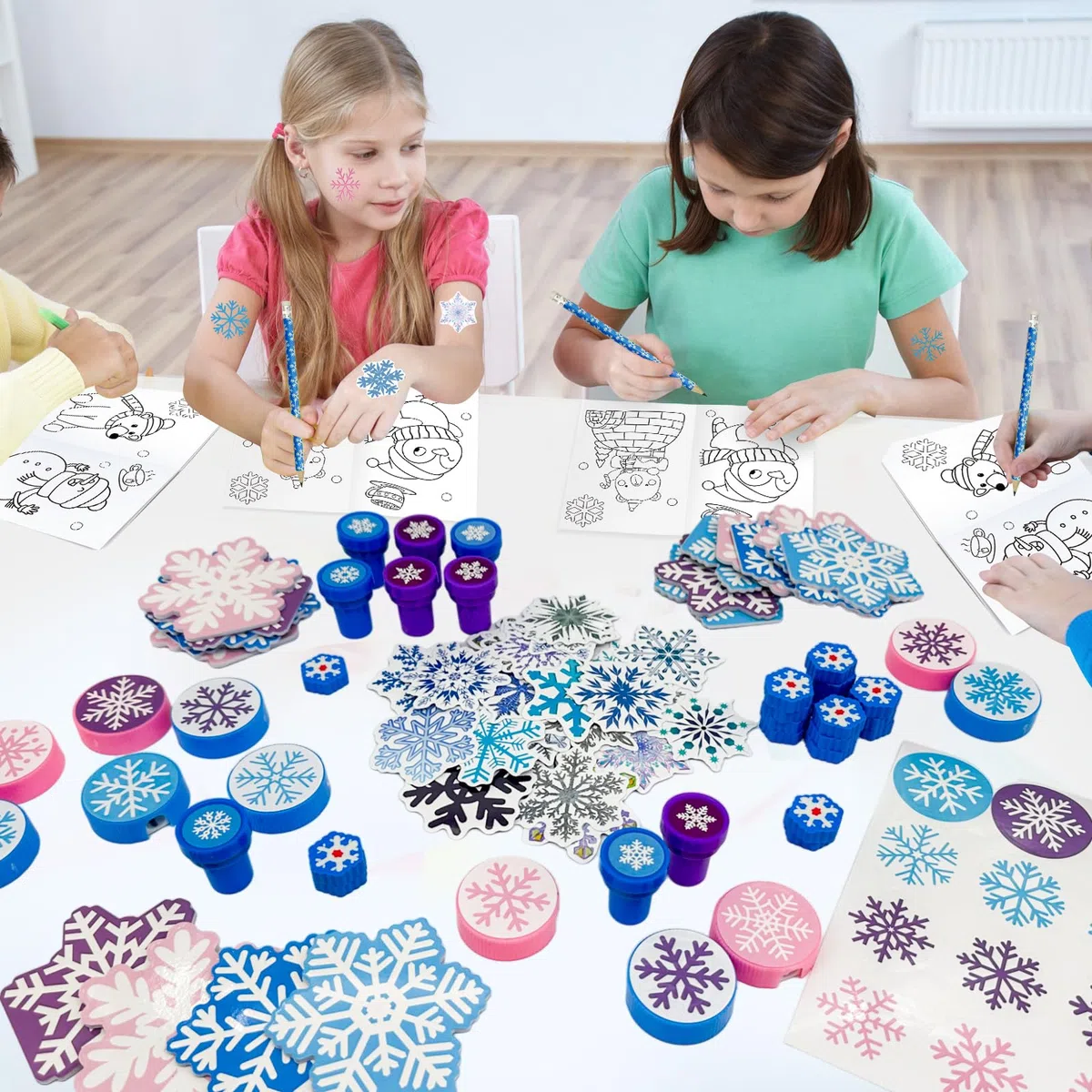 Cinrobiye Juego de 194 piezas de copos de nieve de invierno congelados, recuerdos de fiesta de Navidad, aulas, intercambio, escuela, premios, blocs de notas, lápices, sacapuntas, gomas de borrar