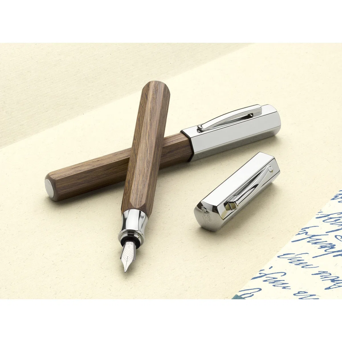 Graf von Faber-Castell - Pluma estilográfica Ondoro de roble ahumado B | Cuerpo de roble ahumado con plumín de acero inoxidable, convertidor y estuche de regalo