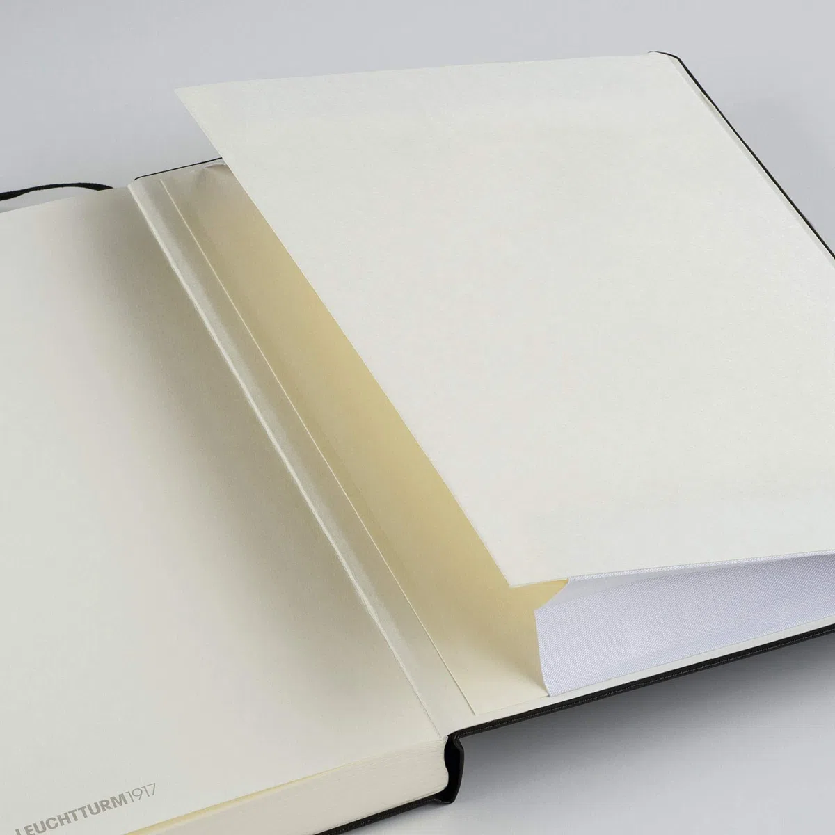 LEUCHTTURM1917 359867 Libreta Master Classic (A4+) 225 x 315 mm, Tapa Dura, 235 páginas numeradas, Azúl Marino, Lineas