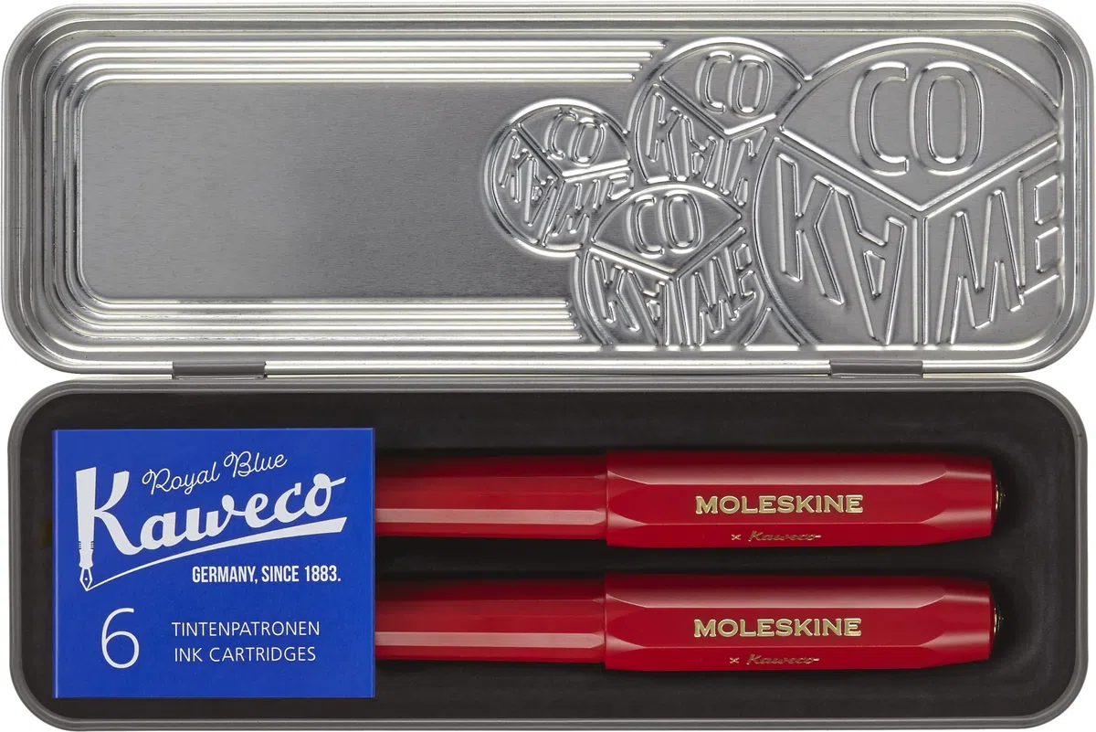 Moleskine x Kaweco Pluma Estilográfica de Plástico ABS con Plumilla Dorada de Tamaño M y Bolígrafo Recargable para Escribir y Tomar Notas, Recarga de 1.0mm y 6 Cartuchos de Tinta Azul incluidos, Rojo